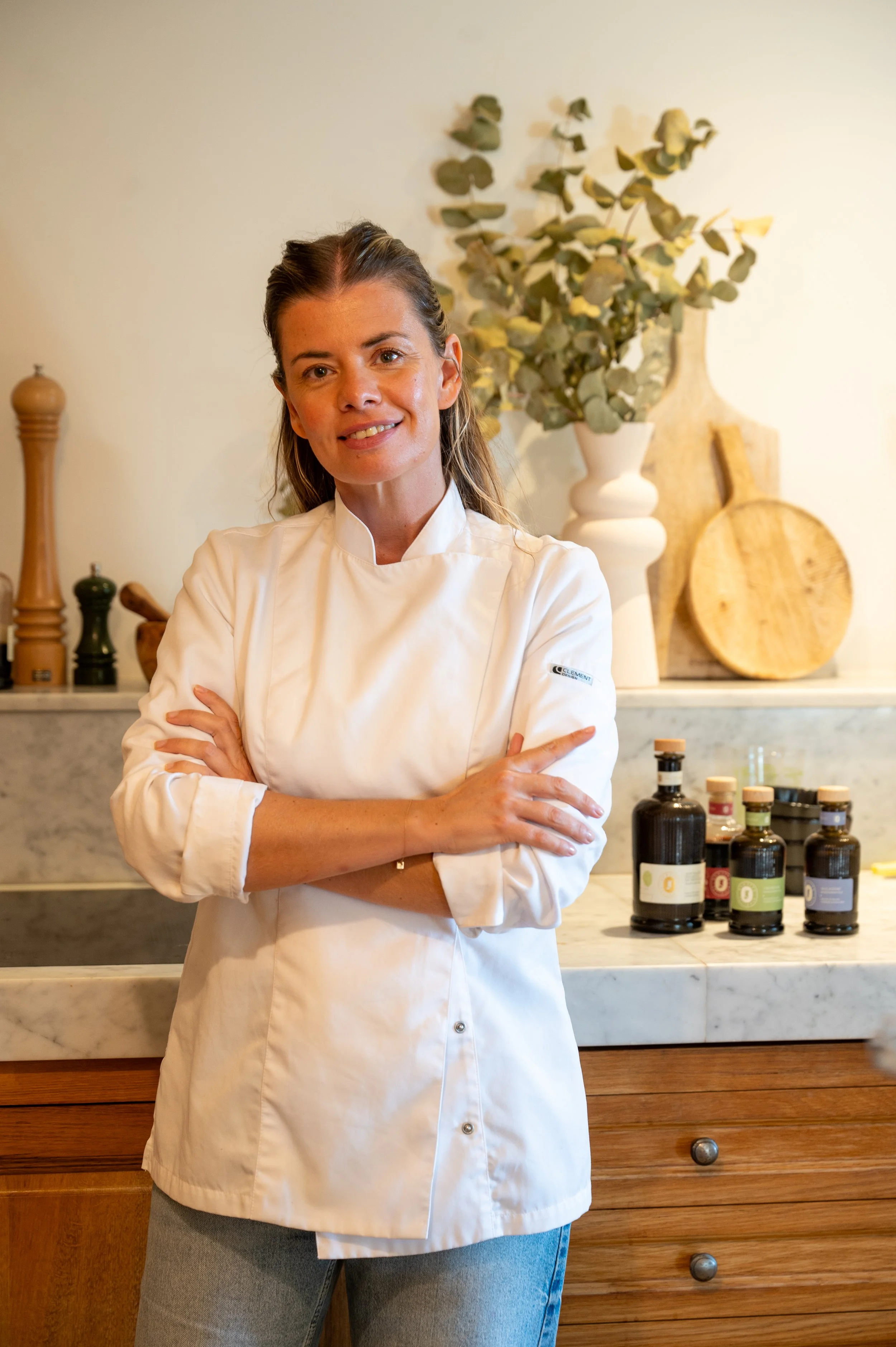 Eva Gaillot en tenue de cheffe