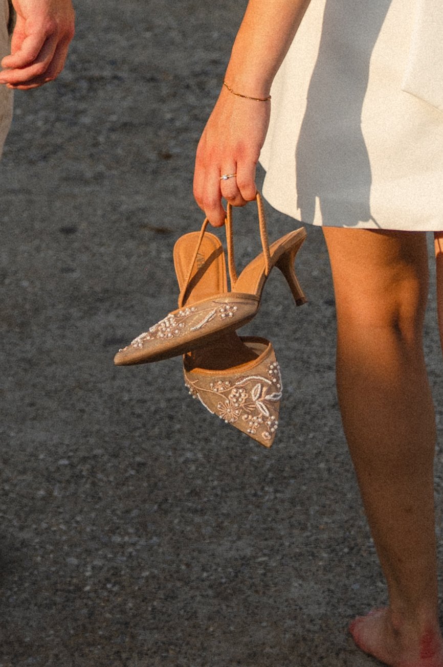 Νύφη και γαμπρός σε γάμο editorial Τζιά, Κυκλάδες