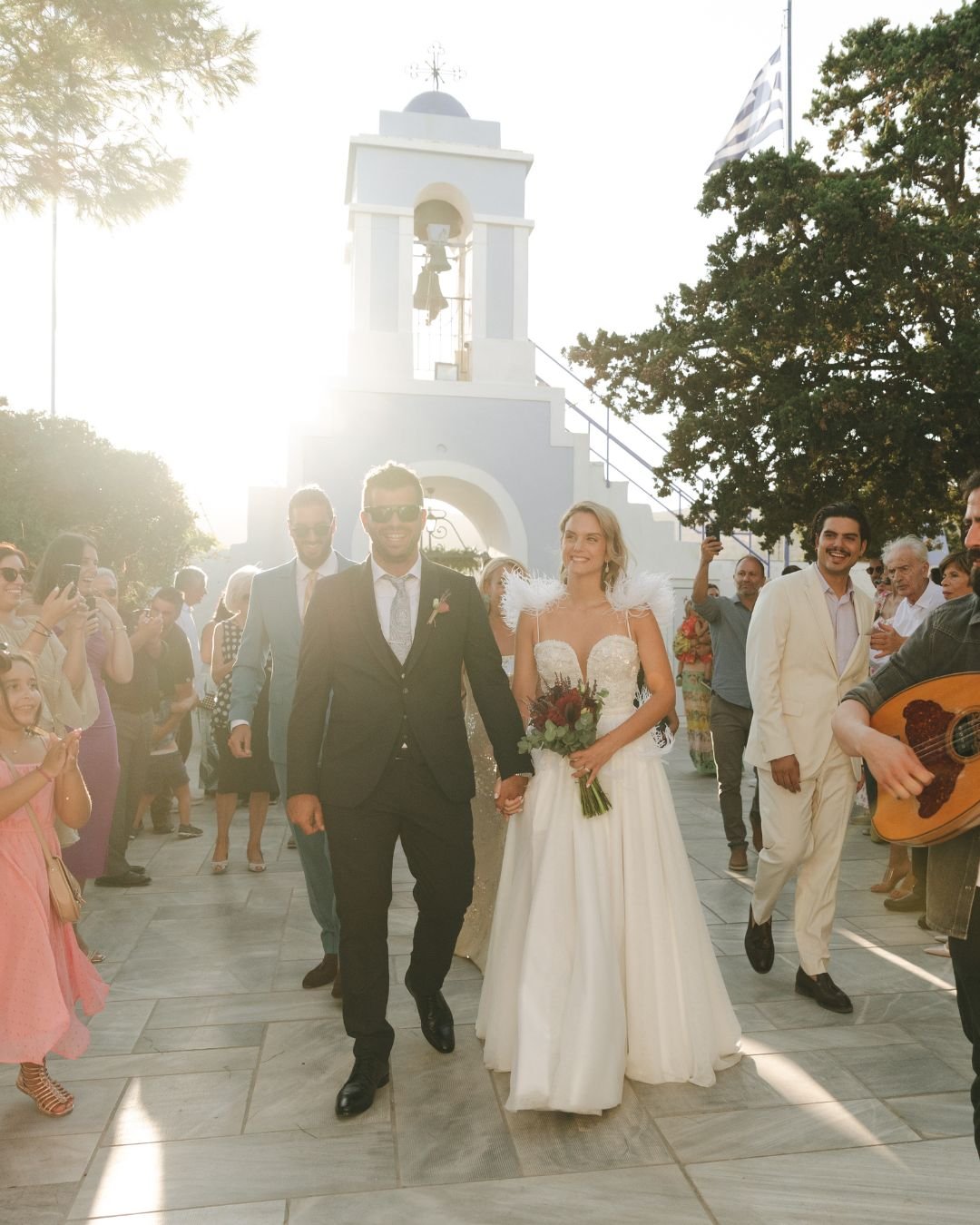 Ζευγάρι κατά τη διάρκεια editorial φωτογράφισης γάμου στις Κυκλάδες, Τζιά