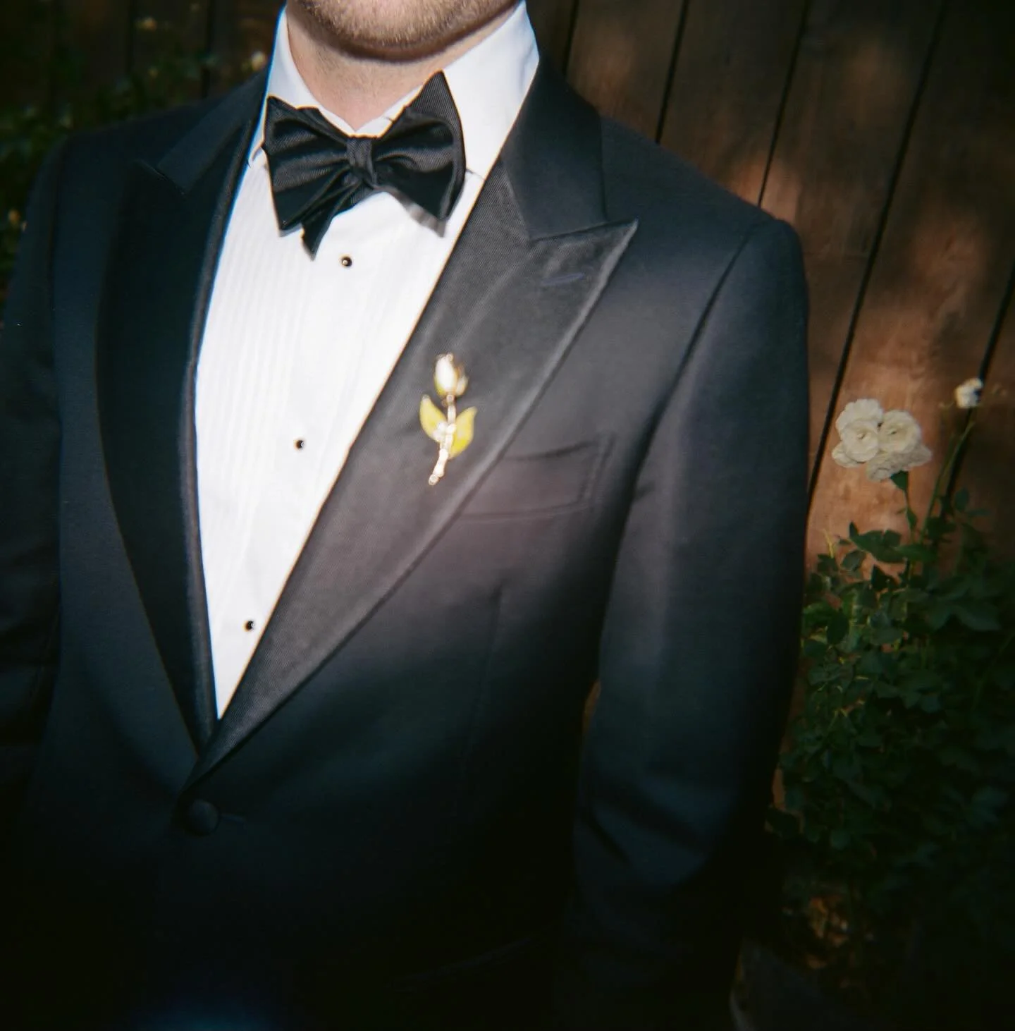 When the most unexpected floral statement is the brooch 🤌