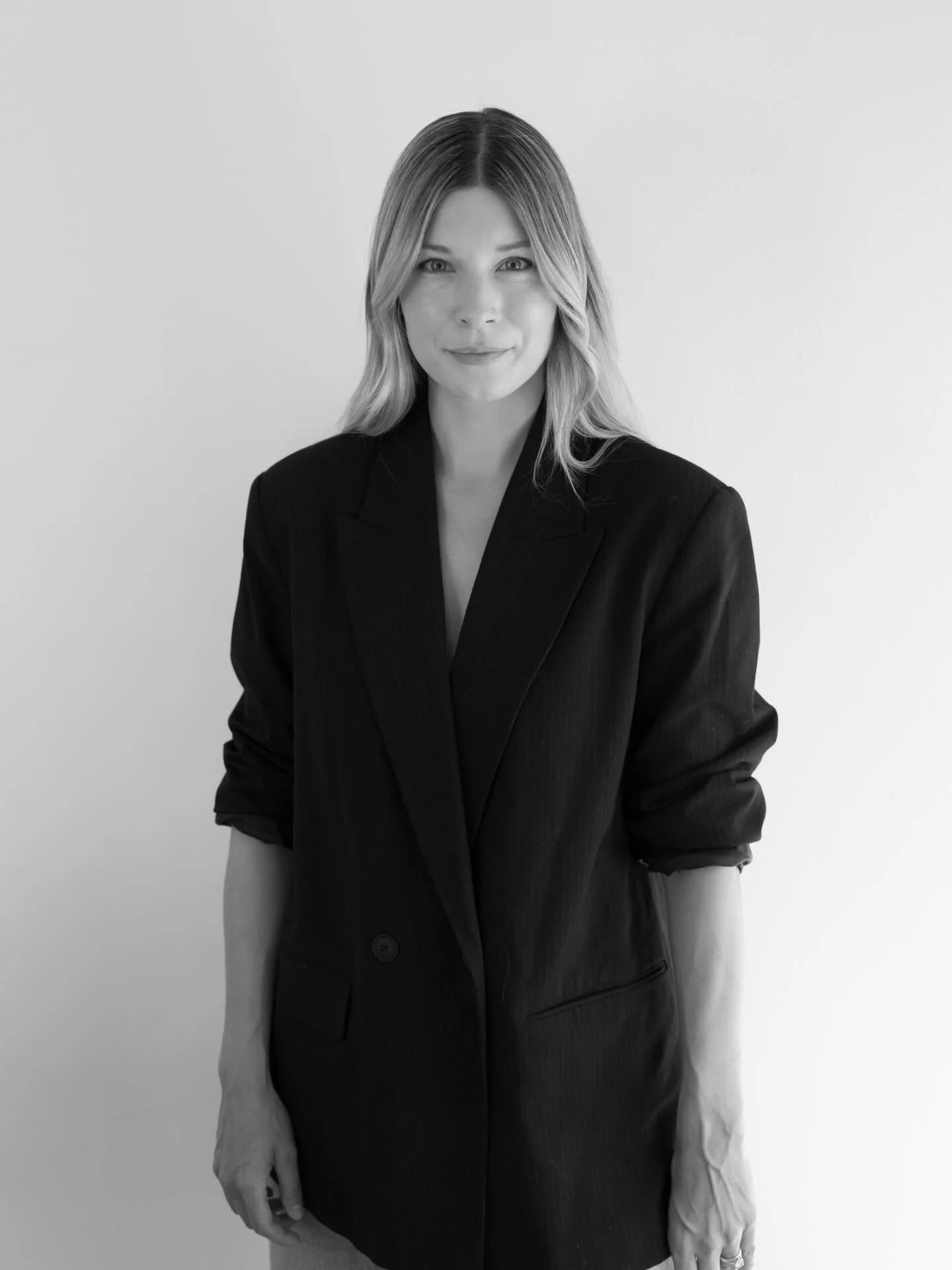 Hi, I&rsquo;m Nicole 👋 A wedding photographer based on the west side of Los Angeles, drawn to honest stories and the quiet moments that make a wedding day so meaningful.

This past year has been especially sweet &mdash; I recently celebrated one yea