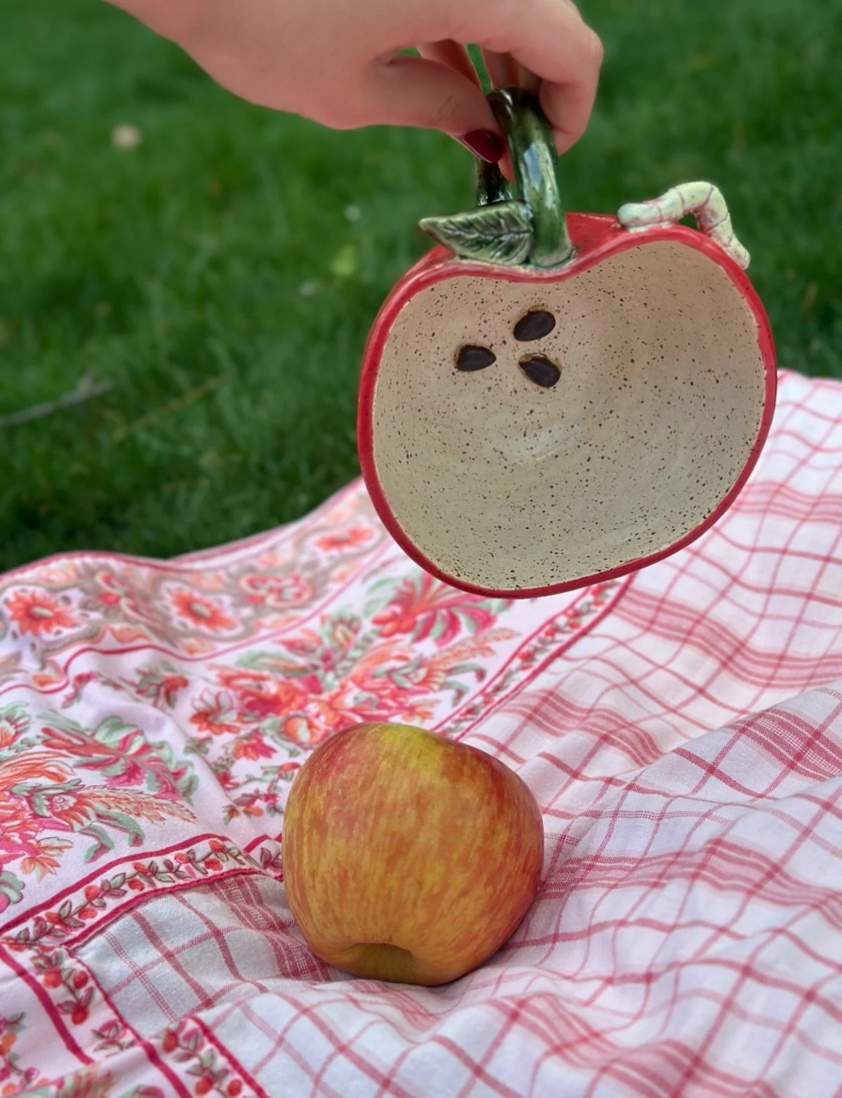 an apple a day 🍎🐛
#pottery #ceramics