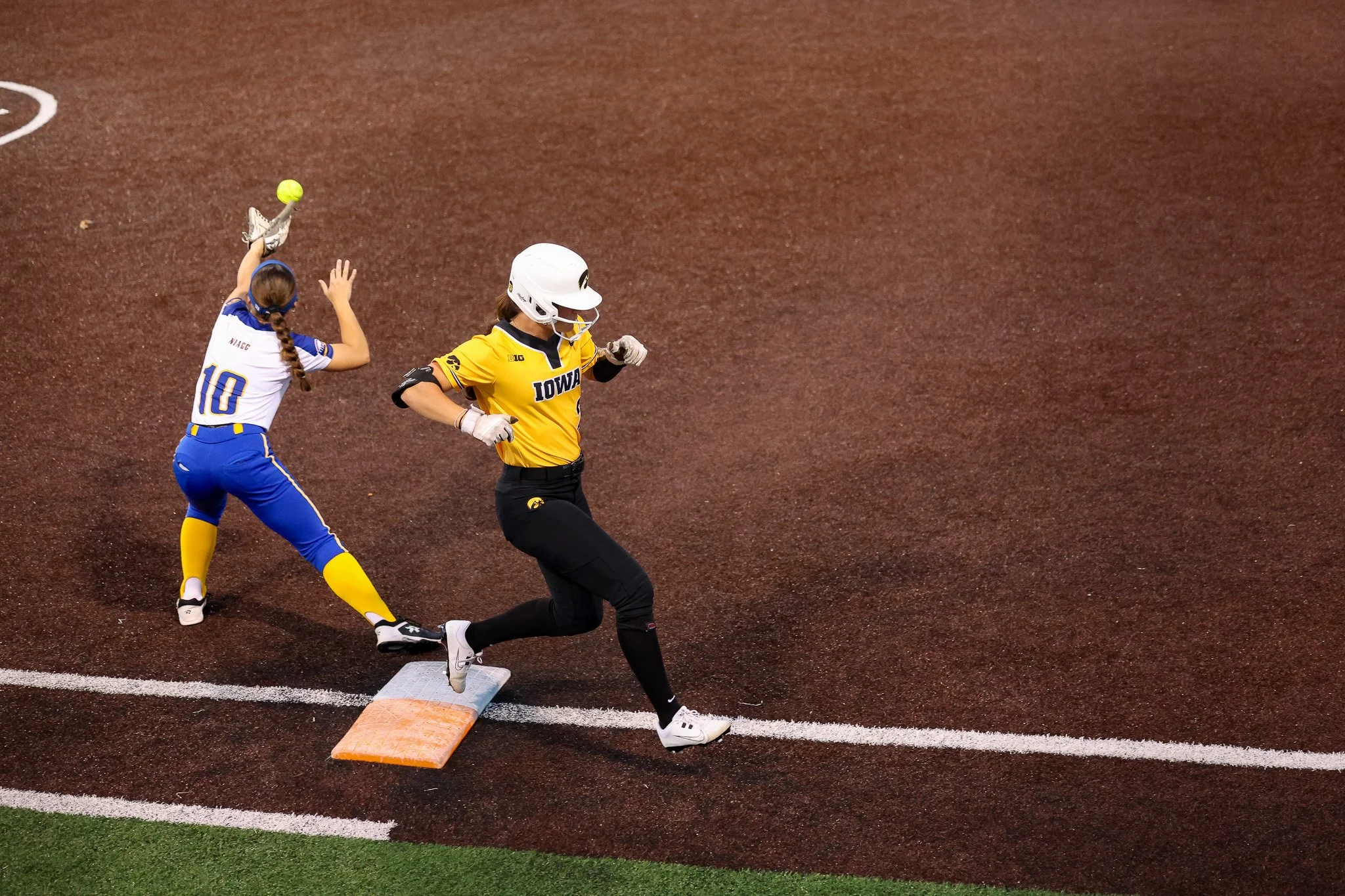 20251010_IOWA_SOFTBALL_VS_IOWACENTRALCC_JJ034.jpg