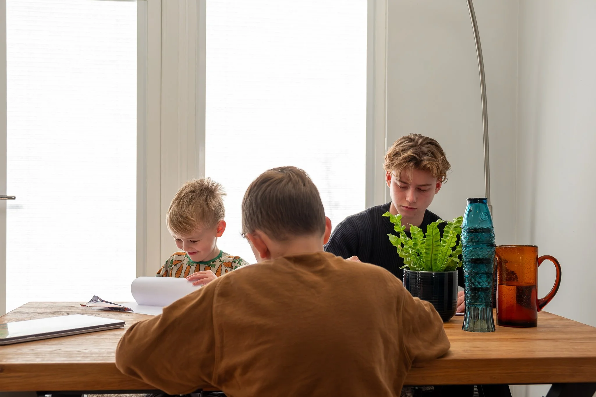 Tech Tools and Apps That Make Working Parents' Lives Easier in 2025