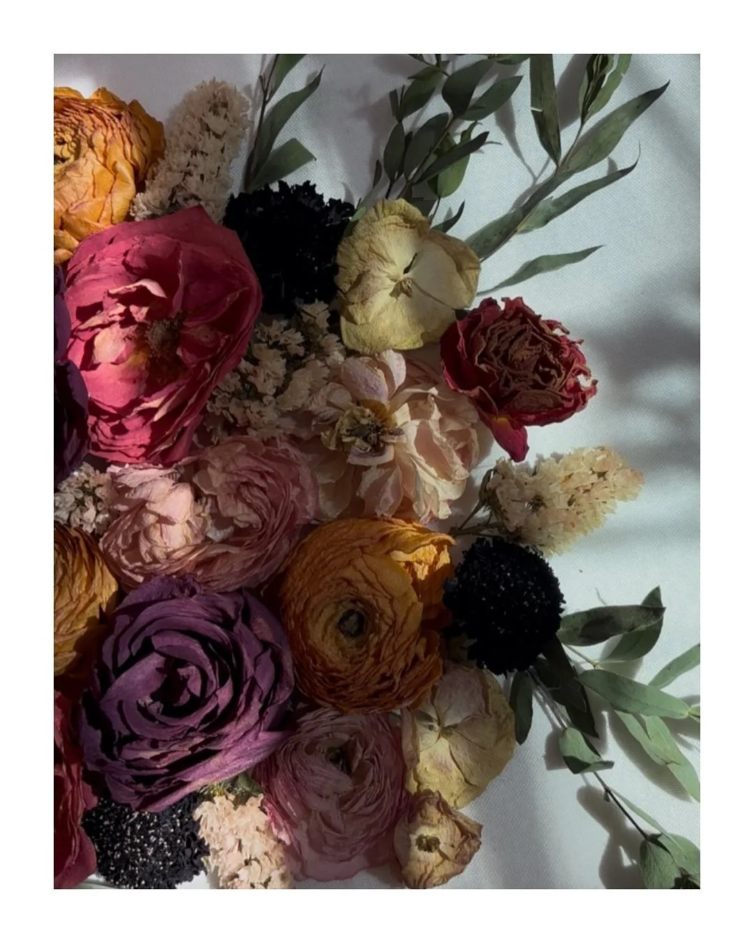 Briana 
.
Really enjoying these Shadow Boxes this season 🤩
coordination: @oasiscoordination 
#bouquetpreservation #phillybride