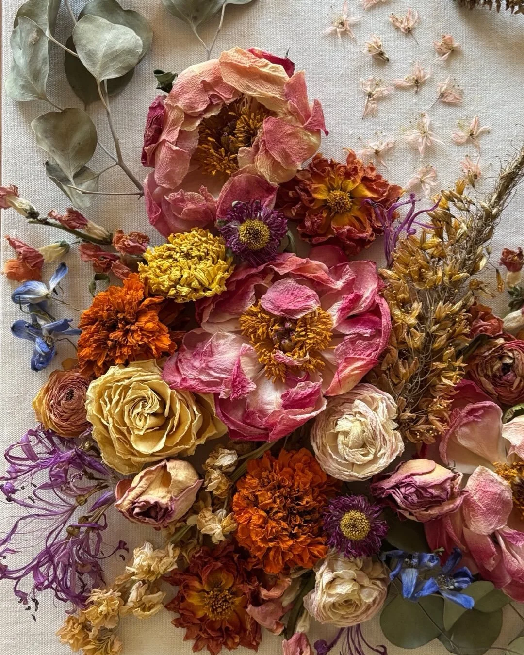 I couldn&rsquo;t resist a full spread for these incredible florals &amp; photography for the lovely Emma &amp; Dave!
.
These florals actually caused me to well up they were so stunning &amp; breathtaking. 

What a stellar vendor team!!
Florals: @wolf