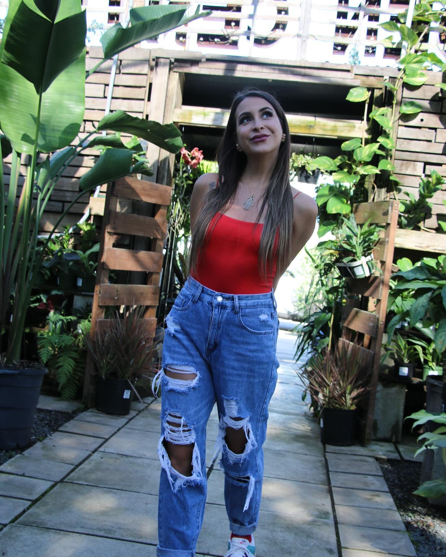 beautiful day for an impromptu shoot with some plants 📸🪴❤️ @itscaitlynwhite @midtowngardencenter 
.
.
.
.
.
.
.
♡ ♪ &rarr;
#midtown #miami #garden #nature #makeup #photoshoot #miamigirl #smile #happiness #rippedjeans #wynwood #bliss #nike