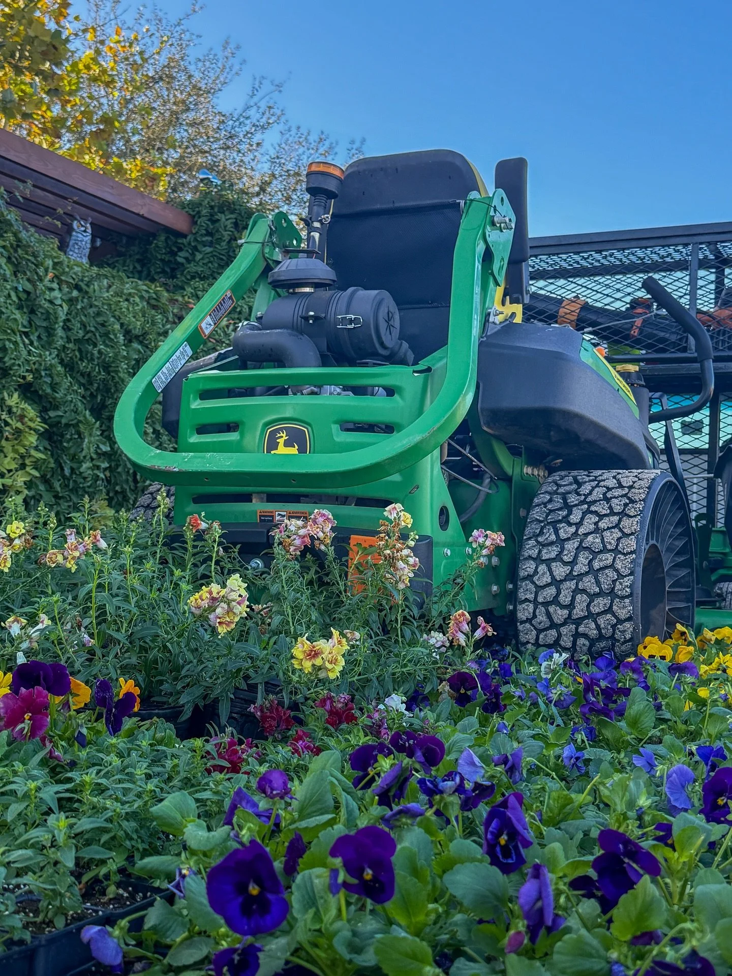 Beautiful day for some color planting!🌿☀️🌸

#landscaping #landscapeconstruction #landscapedesign #commerciallandscape #interiorscape #plantinstall 
#hardscape #outdoorliving #groundsmaintenance 
#greenindustry #landscapecontractor #landscapecompany