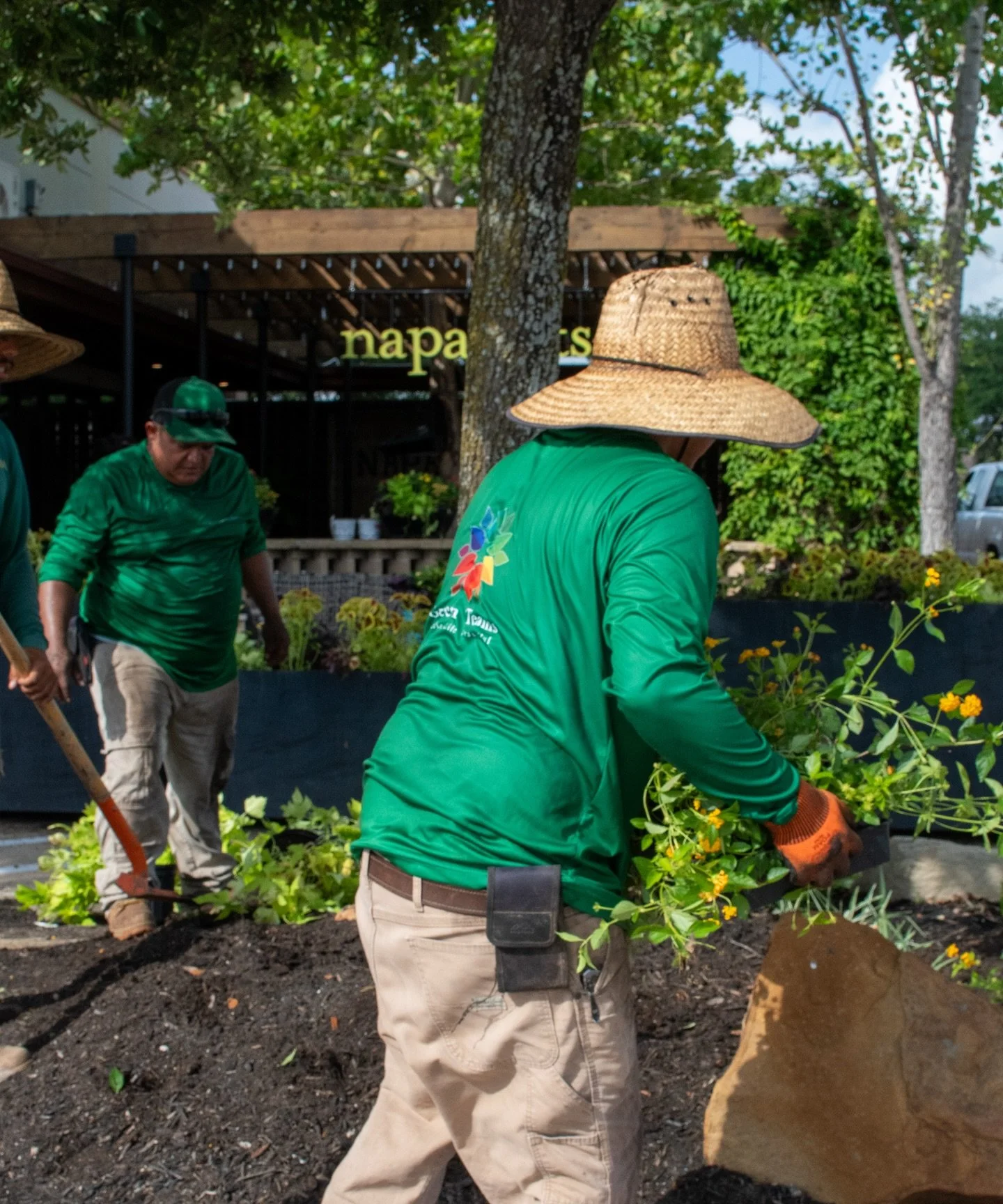 Working together on site to get the job done right👍🌿

#texaslandscaper #landscaping #collegestationlandscaping #landscapers #curbapeal #landscapedesigner #landscapedesign #landscapemaintenance