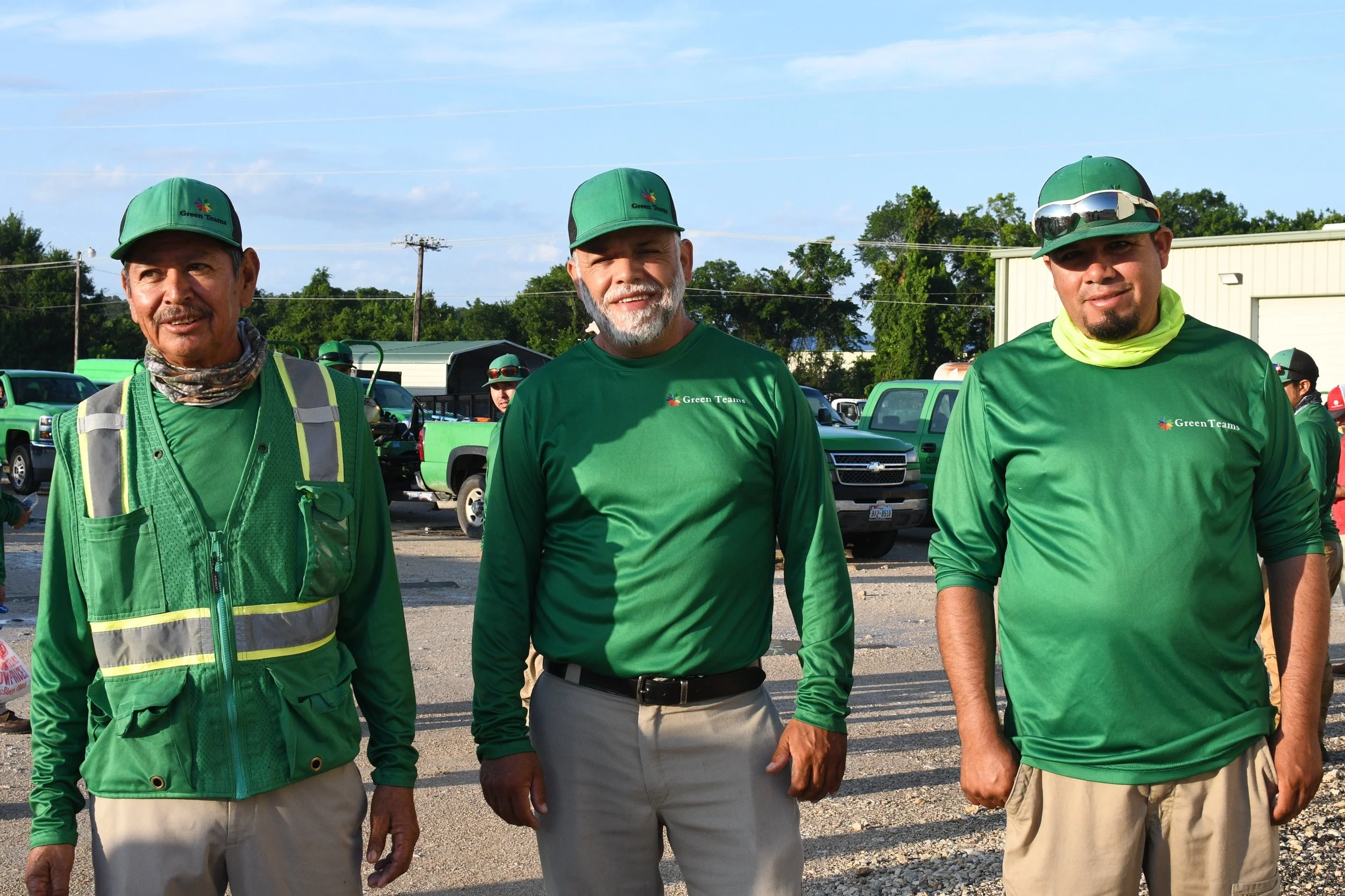 The team behind the scenes, showing up early, working hard, and taking pride in everything we do🌿😄

#landscapecompany #landscaper #collegestationlandscaping #collegestationlandscaper #texaslandscaper