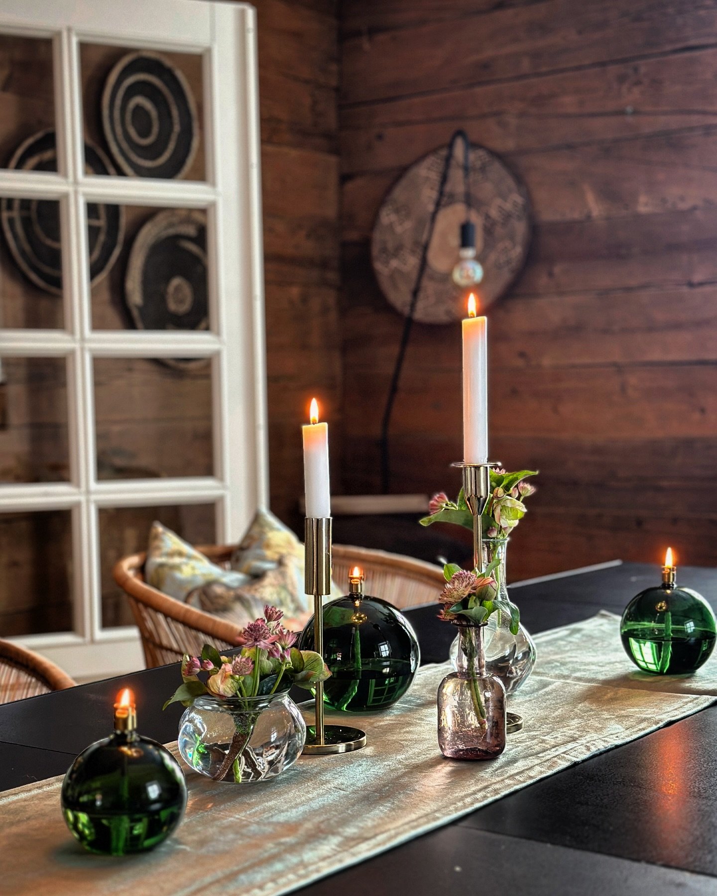 Vi har fortsatt noen ledige bord til juleinspirert meny fra havet fredag 29/11 og fredag 13/12⭐️

Her gjelder f&oslash;rstemann til m&oslash;lla, s&aring; ta kontakt for bordbestilling og informasjon ⭐️💫

Hilsen oss i Villa Utsikten ⭐️

____________