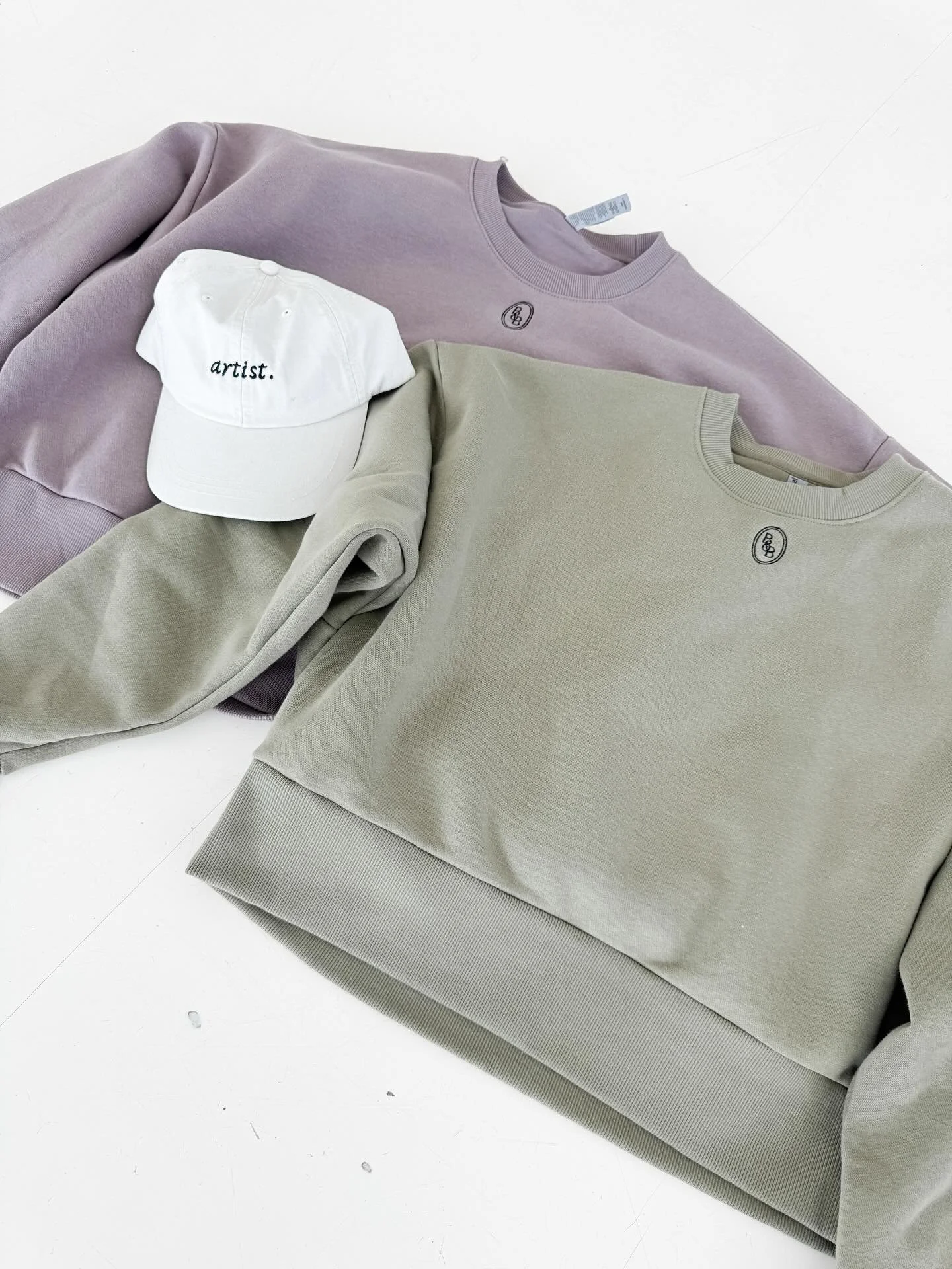 ✨GIVEAWAY✨

Help me spread the word and promote my new branding and website with this fun giveaway!! 

What you will win:
⭐️ Choice of Olive Green or Shiitake Cropped Sweatshirt
⭐️ &lsquo;artist&rsquo; cap
⭐️ 3 hand painted pumpkins
⭐️ $250 gift card