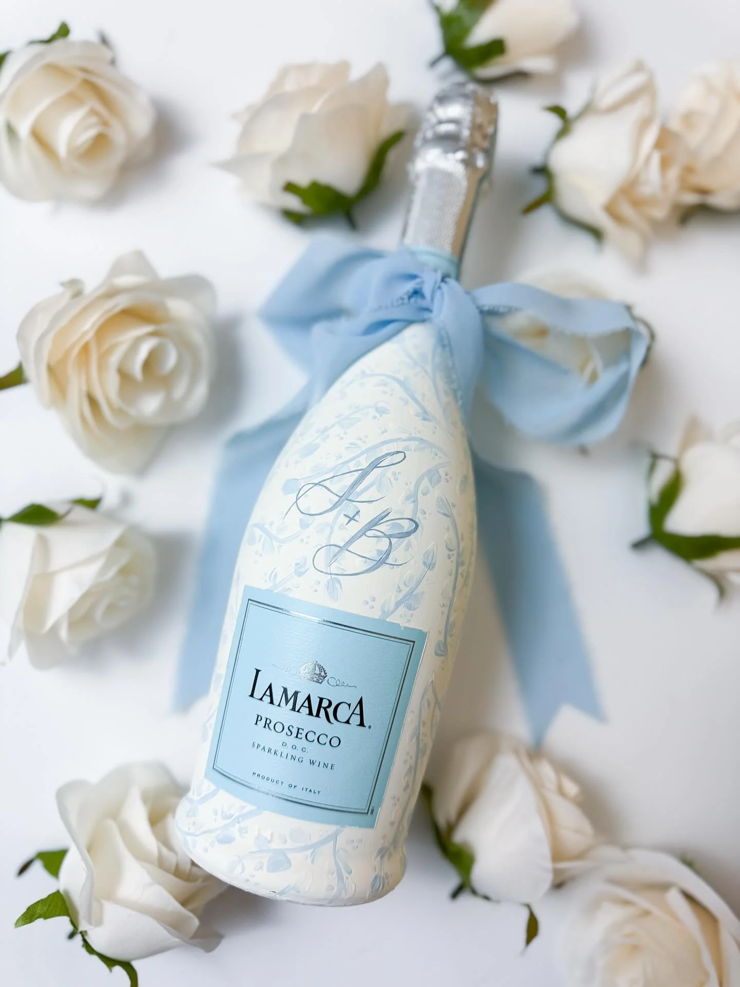 One of my most popular presets! This one is my &ldquo;leafy vine&rdquo; preset with an added personalization.

Check stories today for more info!! 

#HandPaintedChampagneBottle
#CustomChampagneBottle
#LuxuryWeddingGift
#WeddingKeepsake
#HeirloomGift
