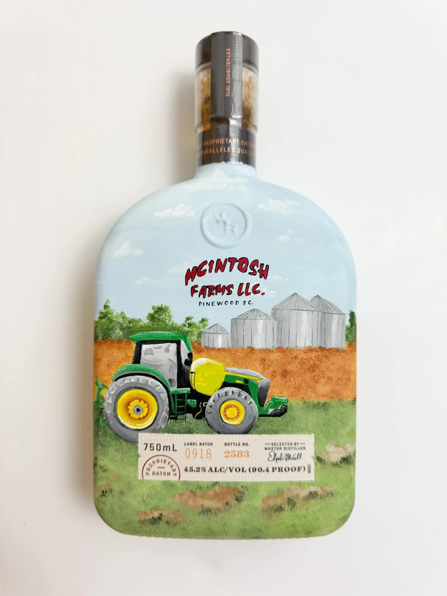 Love this thoughtful groom&rsquo;s gift!! 

#paintedwhiskeybottle #groomgifts #groomsmengift