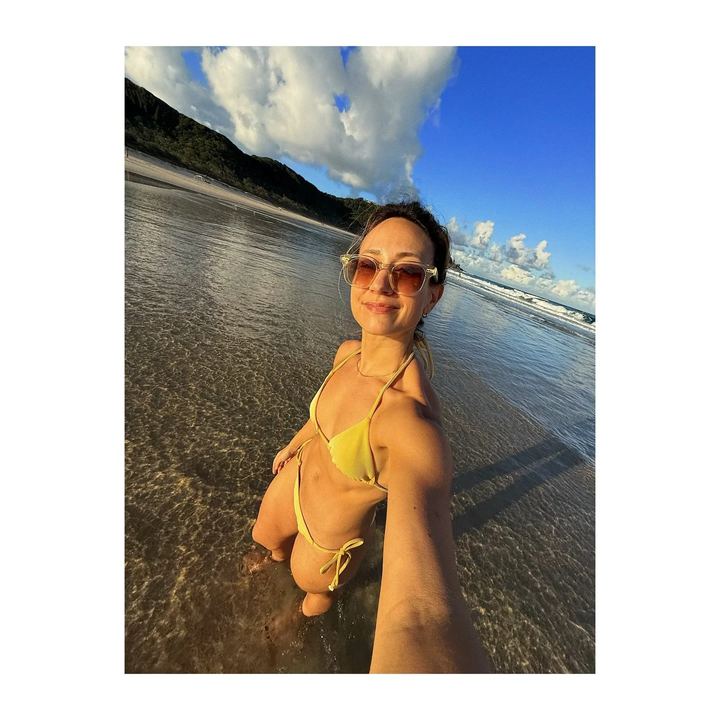 Mentally (no shoes, 80&deg;) 
-> 
Physically (coffee stained, broken umbrella 24/7)

One of the most chaotic times in air travel in recent years. 

Anyone else disassociating to a beach in Australia? 

Anyone? 

Bueller? 

#mylifelately #april #ma