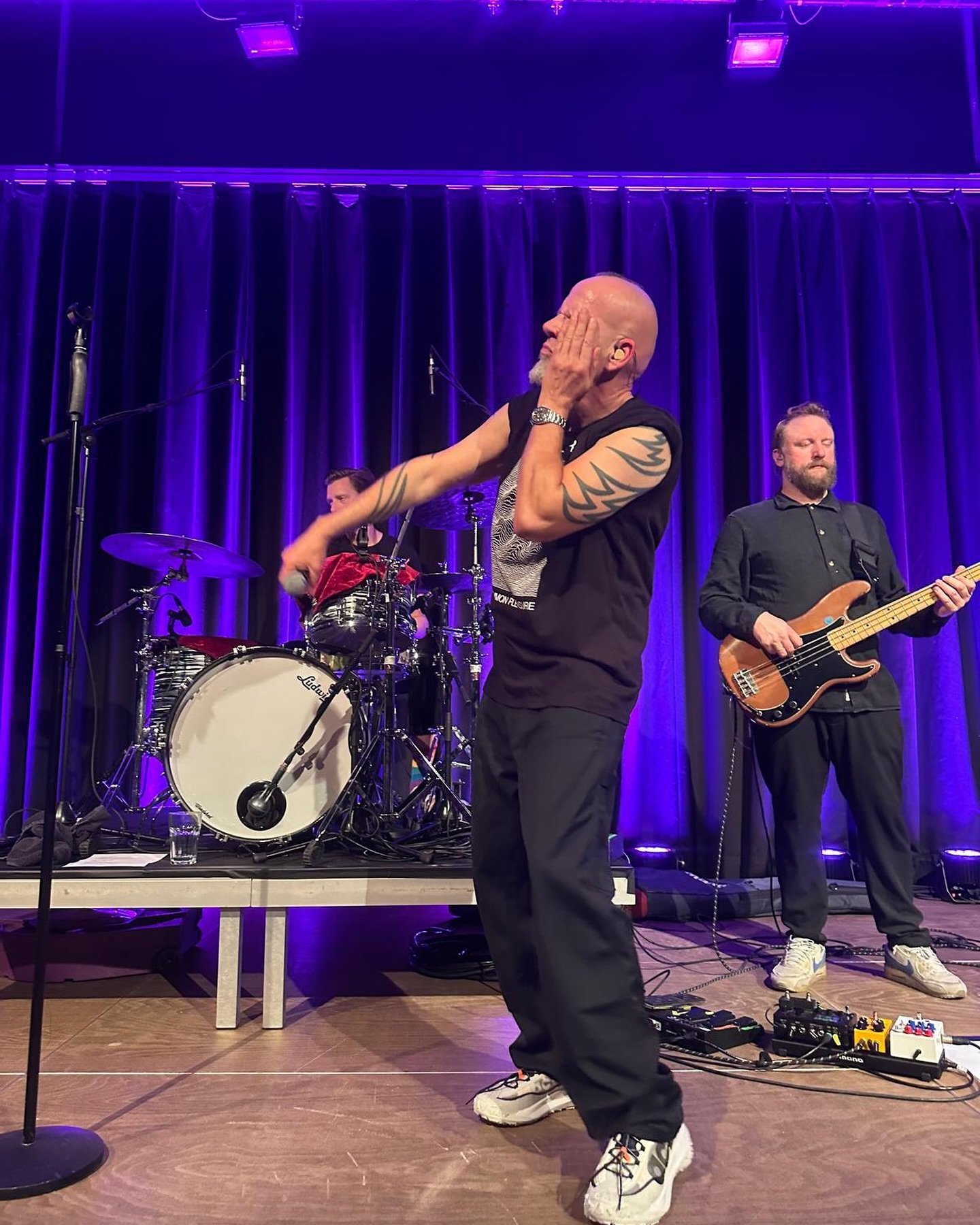 Zwickt&rsquo;s mi, I glaab I tram
Des derf net wohr sein, wo sammer daham?
Zwickt&rsquo;s mi, egal wohin
I kann&rsquo;s net glaubn, des gibt doch kaan Sinn
Aber zwickn hilft halt nix, I steh danebn
K&ouml;nnt mer net vielleicht irgenwer a Watschn geb