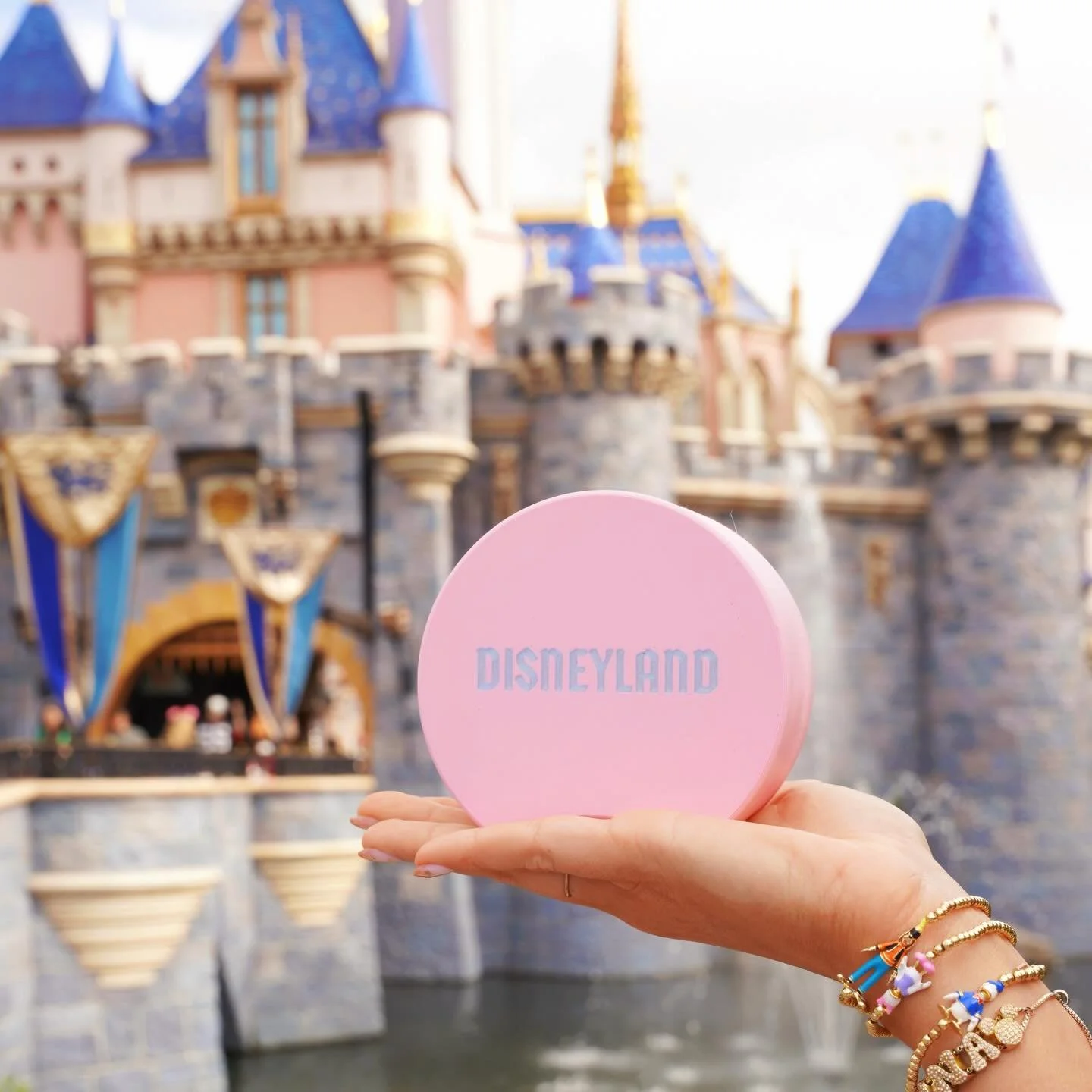 Most common question | Sunday edition 🐭 yes. ContainEars are leaving! 🤯🤭&bull;
Now; will we be coming out with NEW containear designs? Yes of course! We even have plans for a new type of container (!!!)&bull;
But all current designs including this