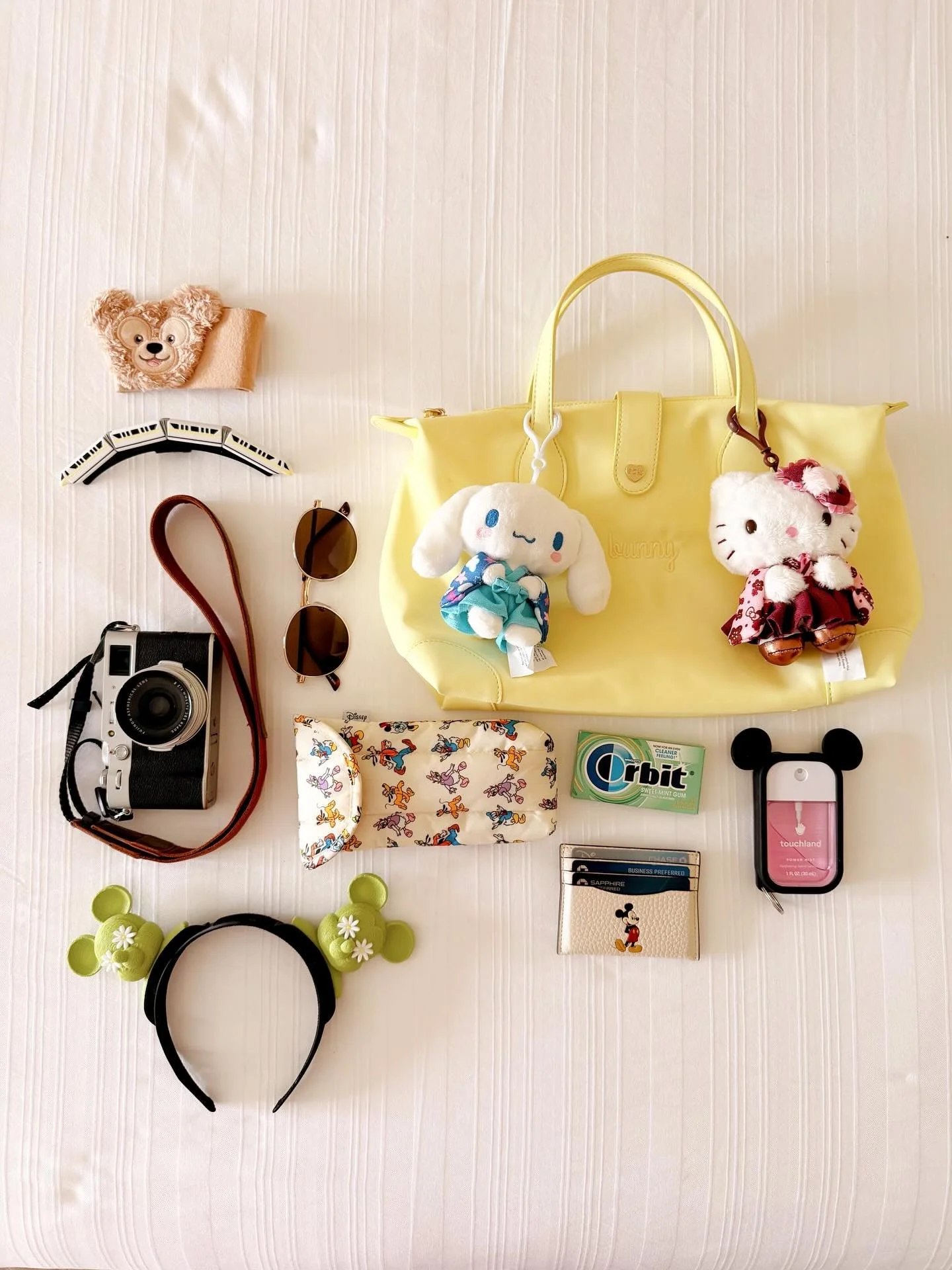 It&rsquo;s flower and garden 🌼🪴 which way are you headed first? Left or right? IYKYK. 👀 swipe to the end for an all time Phillip food review 🤣&bull;
&bull;
&bull;
#epcot #flowerandgardenfestival #disneyparks