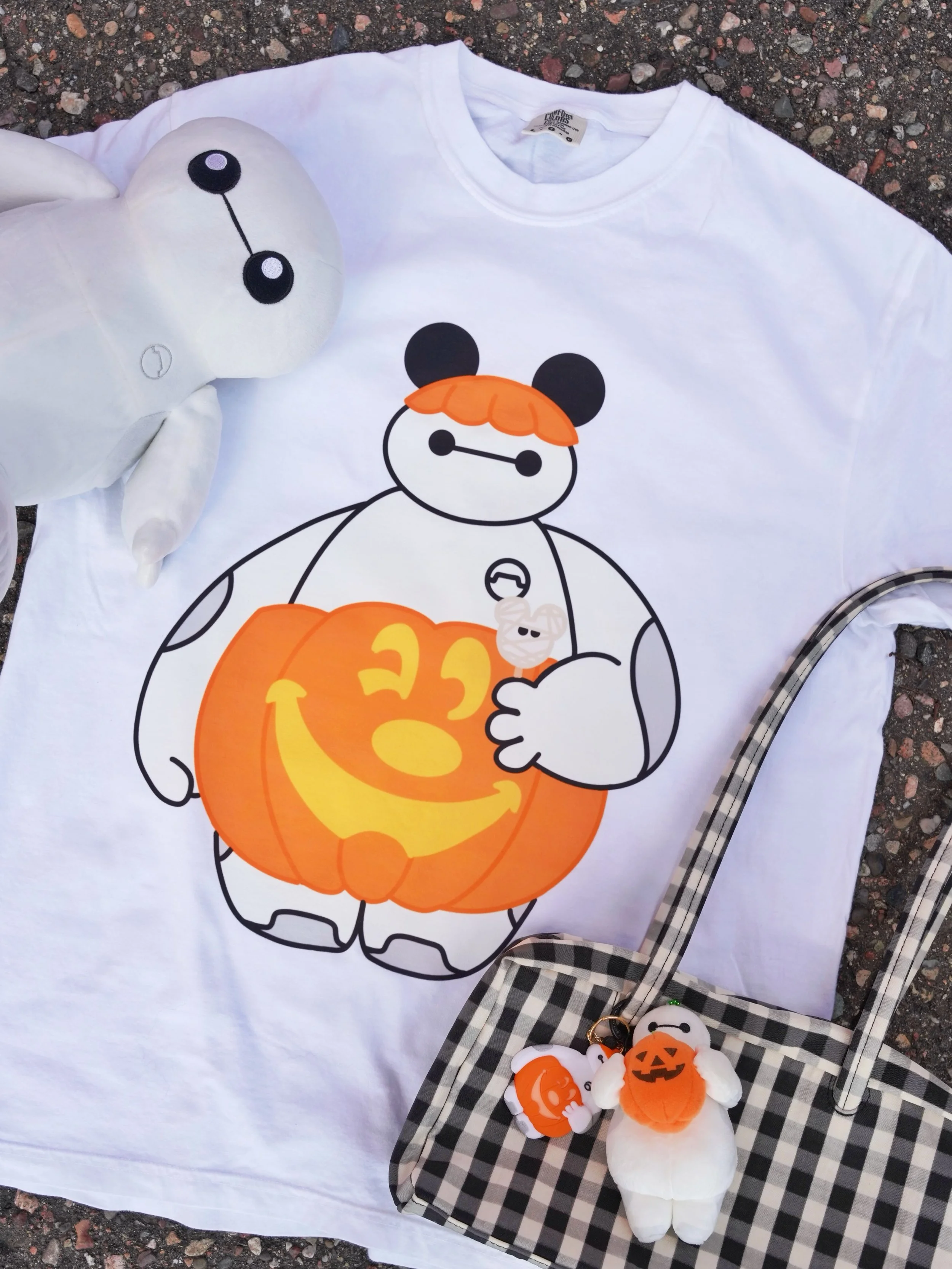 Can&rsquo;t get enough of a certain healthcare companion in his pumpkin best 🤭 makes us think this lil collection might not be done 👀🎃💜 &bull;
&bull;
&bull;
#baymax #disneyhalloween #whattoweartodisney #disneyootd