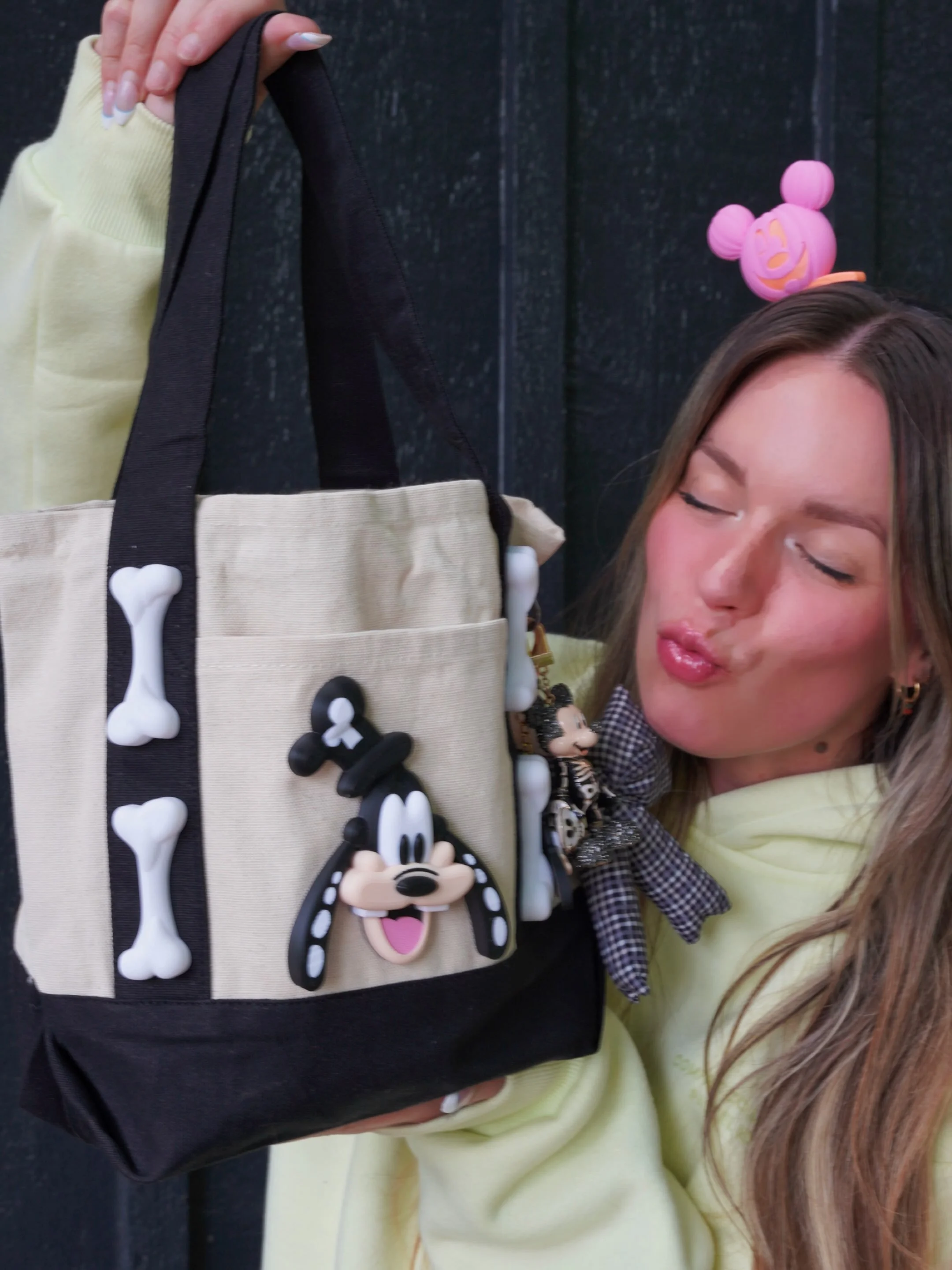A small peek at tomorrow&rsquo;s HYDE + EEK drop 🎀🎃🩷 pretty in pink glowing ghosts and pumpkins? A MINI SKELLY GOOF TOTE?! &bull;
I&rsquo;ll let you freak out in the comments now. 😘 &bull;
&bull;
&bull;
&bull;
#skeletongoofy #pinkhalloween #micke