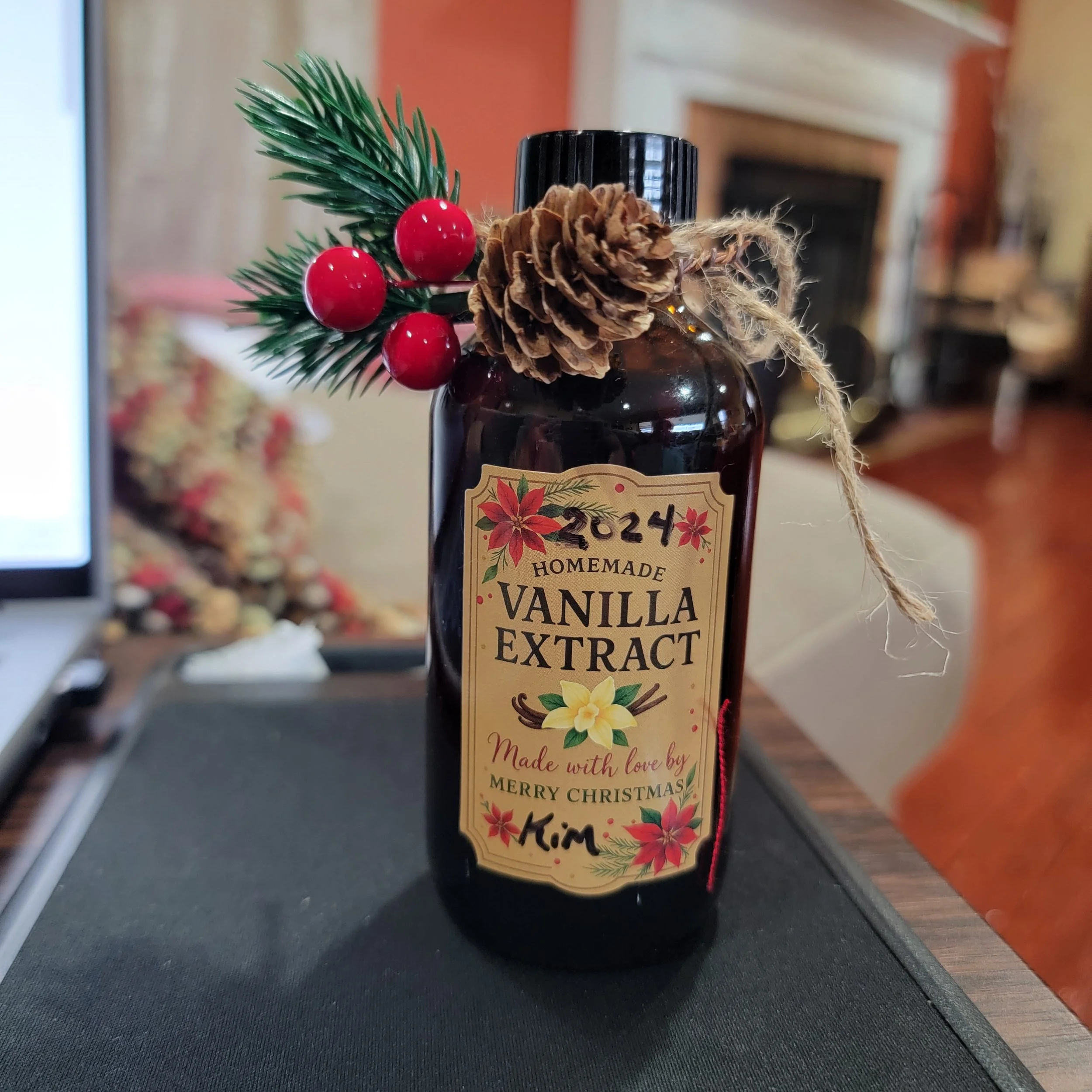 Premium homemade vanilla extract, small-batch and slow-aged for rich flavor. Pure ingredients, no additives—perfect for baking and gifting