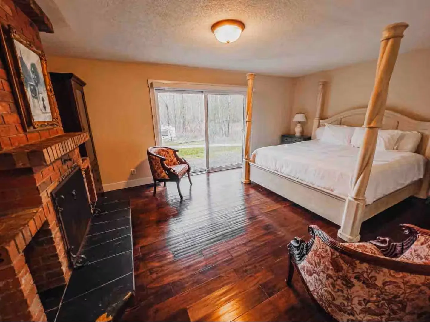 Bedroom for 1 (shared bathroom)