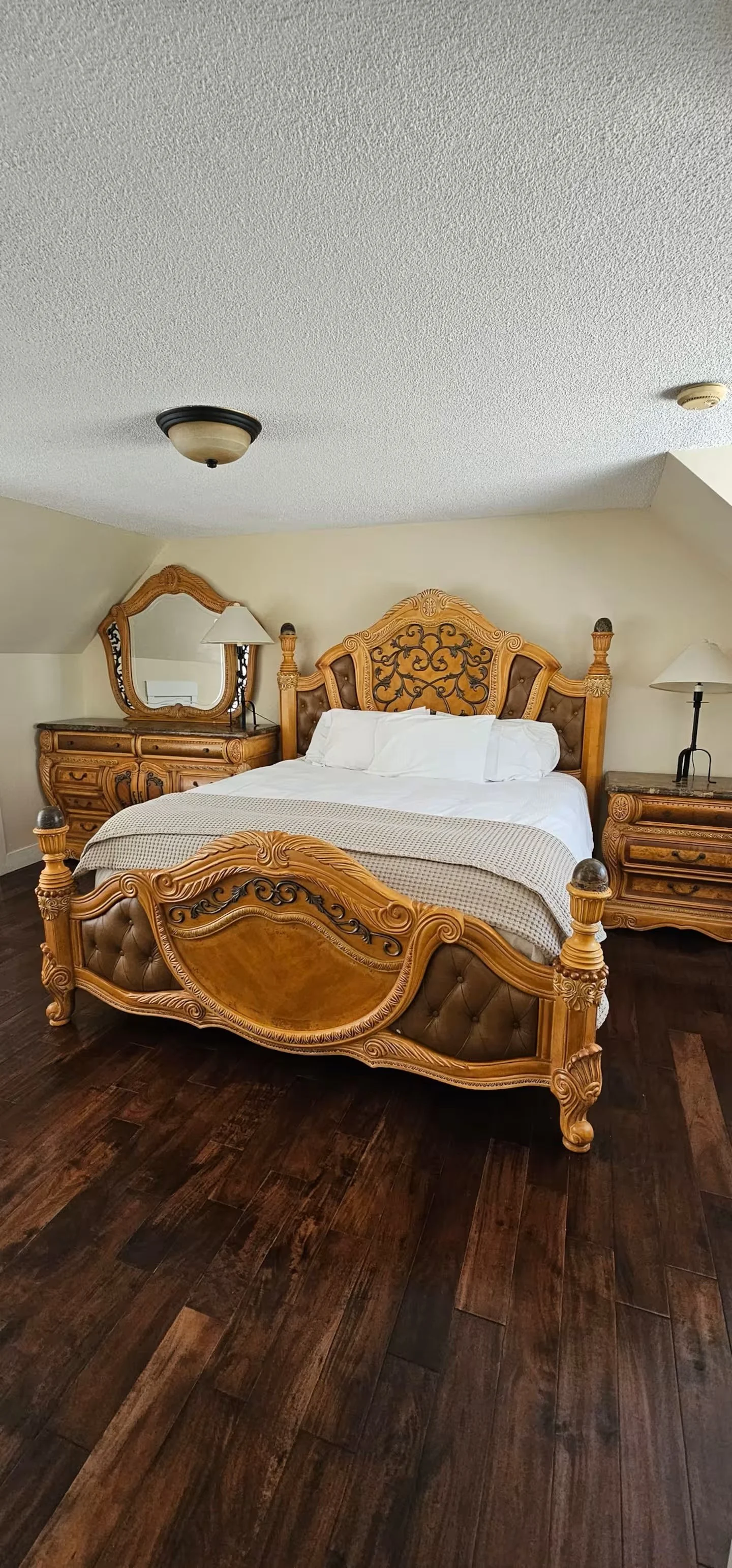 Bedroom for 1 (shared bathroom)
