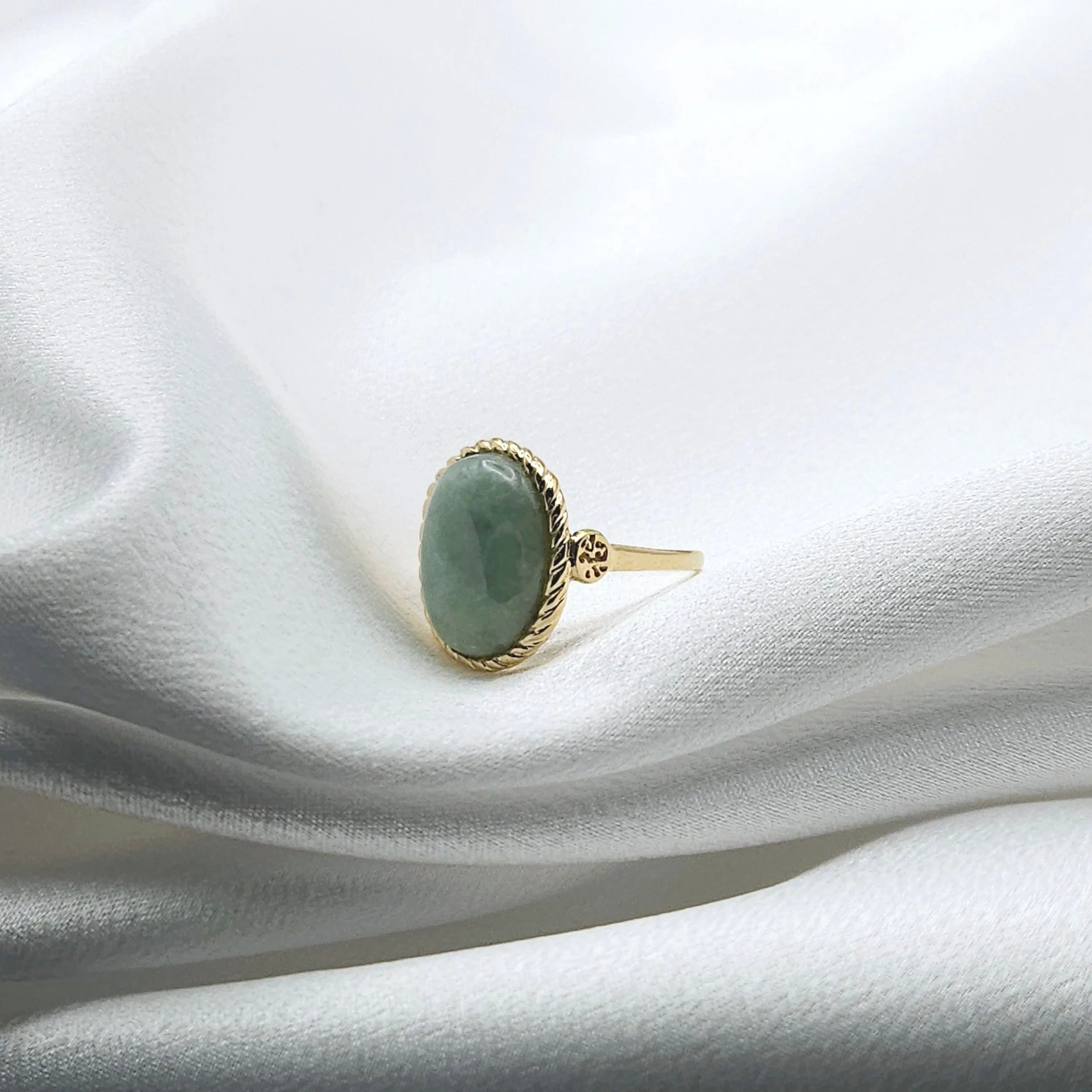 "Sanuk" Cabochon Cut Jade Ring (6.50 CT)