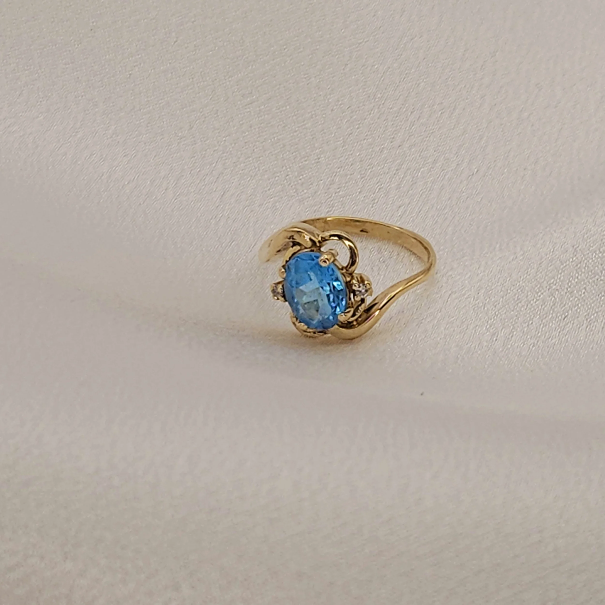 Oval Cut Blue Topaz Ring (1.60CT)