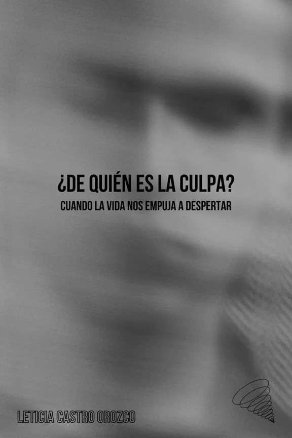 Texto en la imagen que dice: "¿De quién es la culpa? Cuando la vida nos impulsa a despertar". Debajo está el nombre "Leticia Castro Orozco".