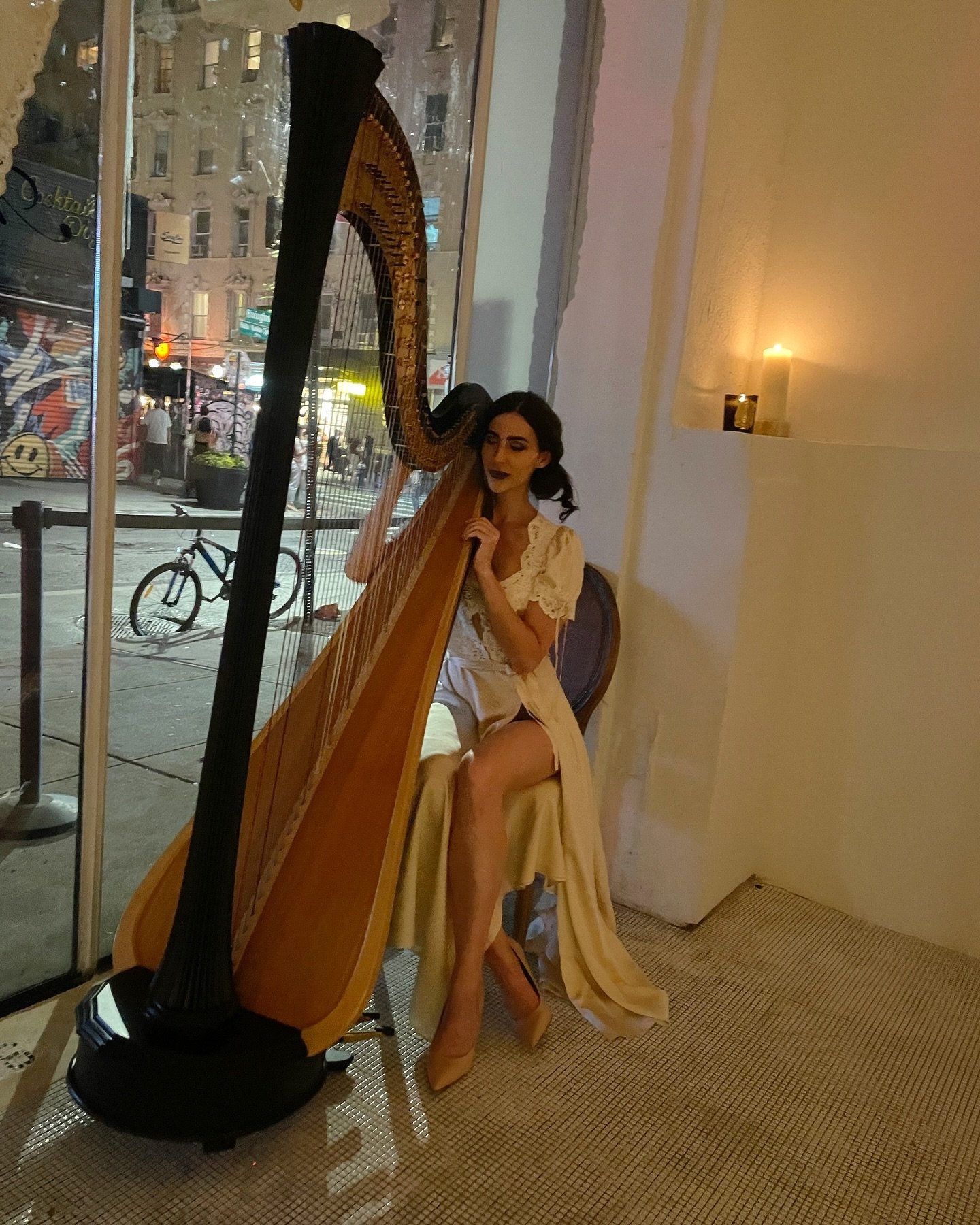 Styled by @mirrorpalais at the @mirrorpalais party on the Lower East Side😍✨
.
.
.
.
.
#fashion #nycfashion #nycharpist #harp #harpist #girl #artist #beautiful #musician #musiciansofinstagram