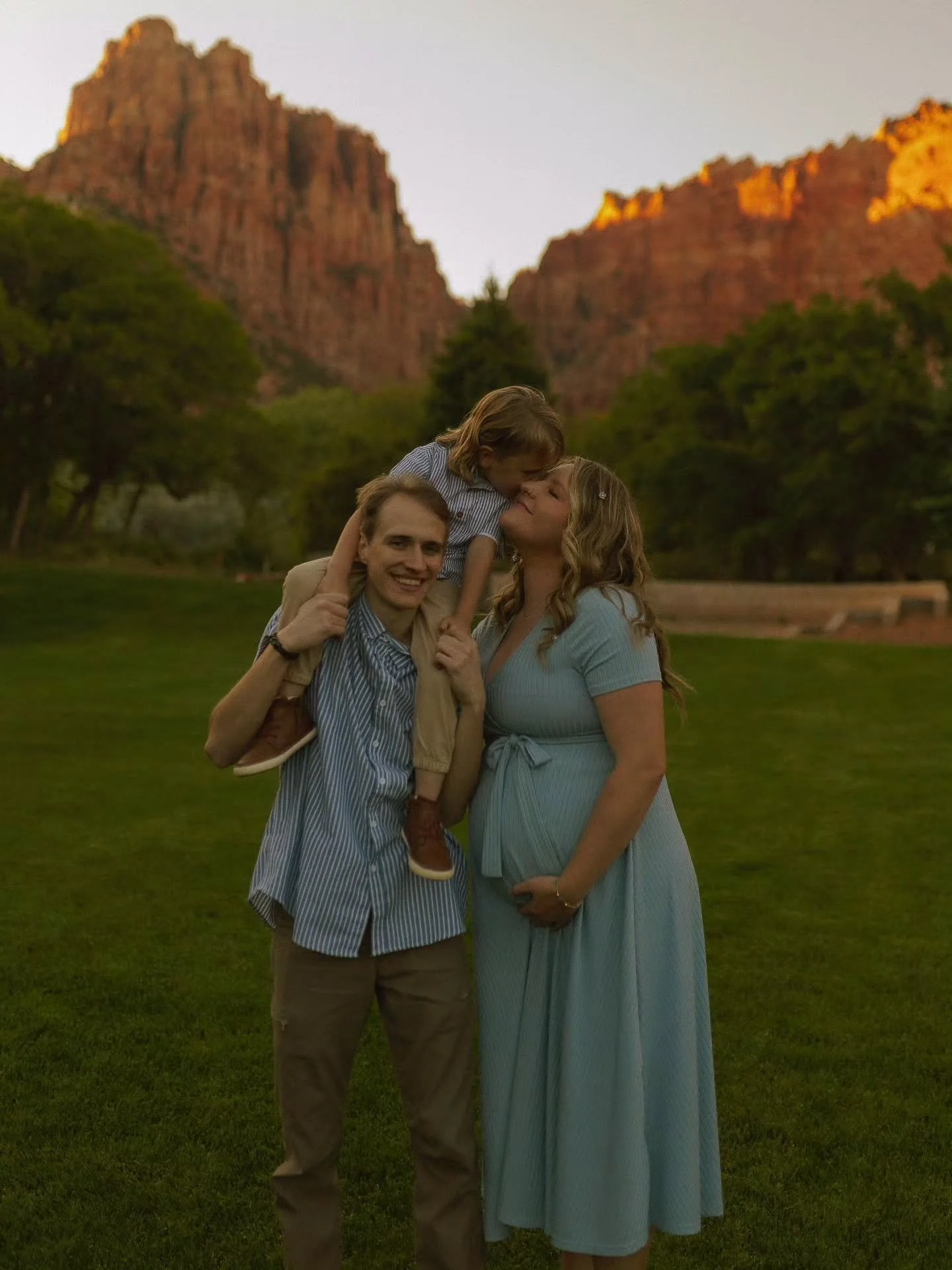 Don&rsquo;t stress about perfect outfits, perfect smiles, or perfect poses. Perfection doesn't need to be staged. The best photos come from the love that&rsquo;s already there 💛 this is about feeling the magic of this season and letting it show. You