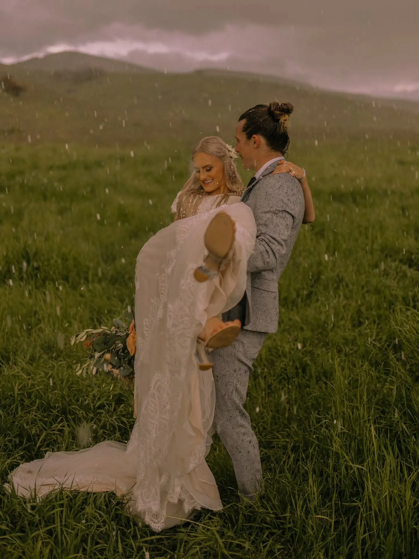 A wet knot is harder to untie 💛

A reminder to you April couples that rain on your wedding day means good luck 😘🌧
.
.
.
#iowaweddingphotographer
#cedarrapidsweddingphotographer
#weddingphotographer #springwedding #aprilshowersbringmayflowers
