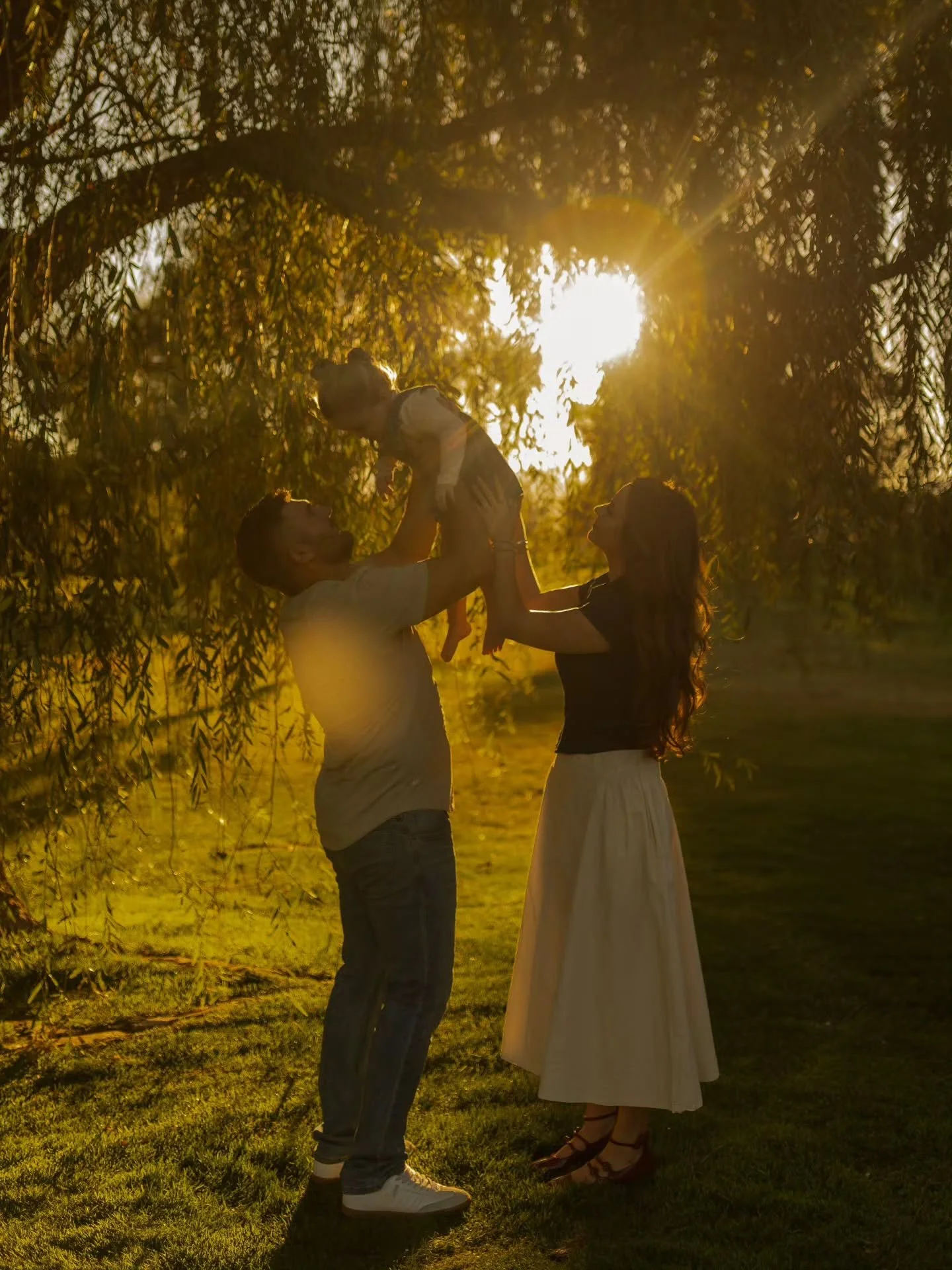 I genuinely cannot believe summer is almost here! 

I was just talking about Spring, but now June is approaching and the days are getting a little longer as each one goes by ☀️ 

And Summer is one of my favorite times for family photos! It's the seas
