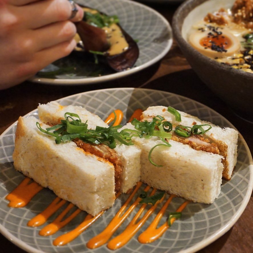 S A N D O  K A T S U &bull;  Neu bei uns: Ein Klassiker des japanischen Streetfoods, das Sando Katsu. Das hierf&uuml;r verwendete H&auml;hnchen Katsu kennt ihr bereits und *Sando* ist das japanische Wort f&uuml;r Sandwich bzw Semmel, in unserem Fall 