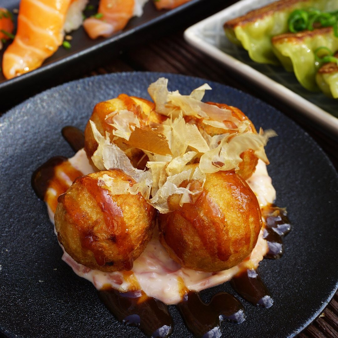 T A K O Y A K I &bull; Unser kleines Takoyaki Quartett (Oktopuskroketten) f&auml;llt vor allem durch die &bdquo;tanzenden&ldquo; Bonitoflocken als Topping ins Auge. Man sagt es z&auml;hle zu Japans fantastischen Streetfood, f&uuml;r uns ist es auf je