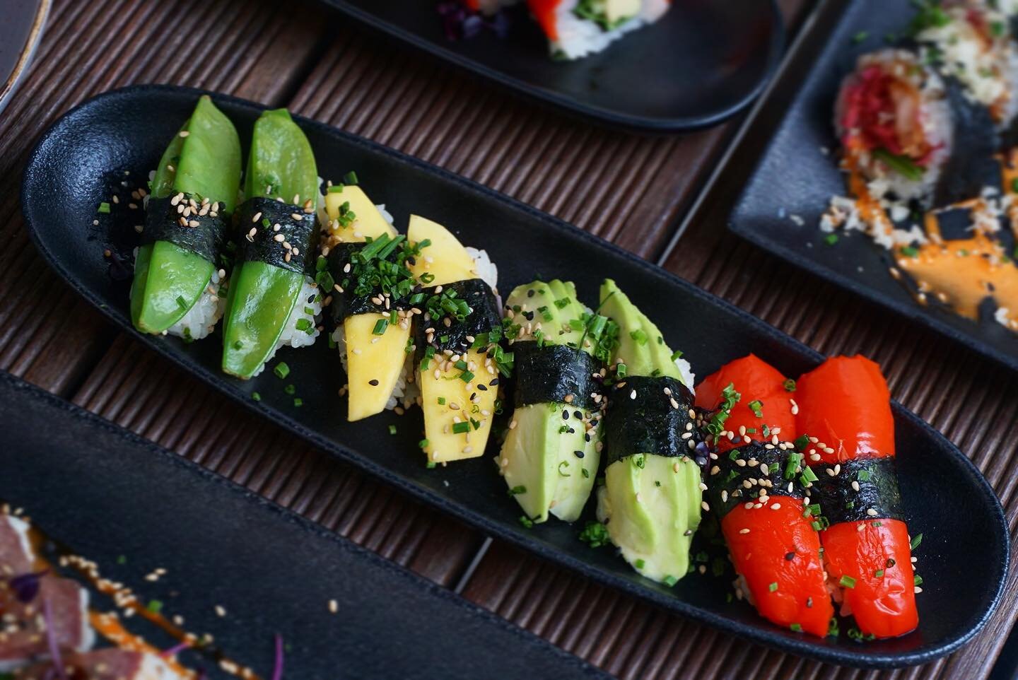 V E G G I E  M I X &bull; Bei unseren Nigiri Sets kommt jeder auf seine Kosten. Der Veggie Mix beispielsweise , bestehend aus 8 Nigiri, beinhaltet Toppings mit Avokado, gegrillter Paprika, Mango und knackiger Zuckerschote. Zudem ist dieses Set vegan.