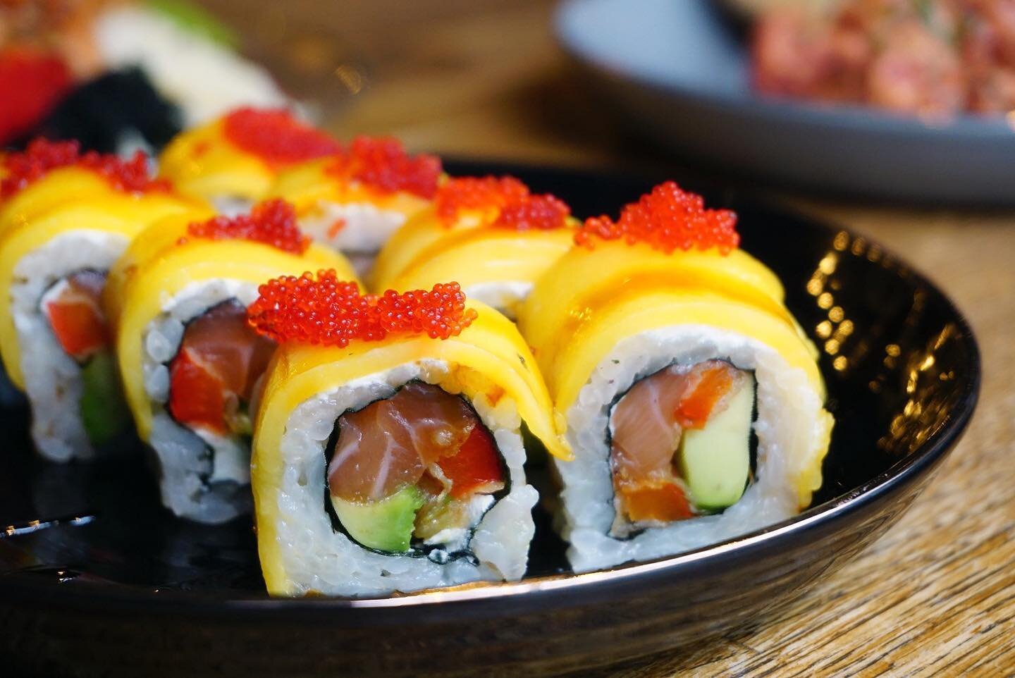 S P R I N G T I M E &bull; Sushi ist ein Lifestyle. Ein Lifestyle mit guten Vibes und endlosen M&ouml;glichkeiten. Passend zum Wetter bieten wir z.B die Tropicana Roll an. Ummantelt mit s&uuml;sser Mango spiegelt sie die gute Stimmung wieder, die wir