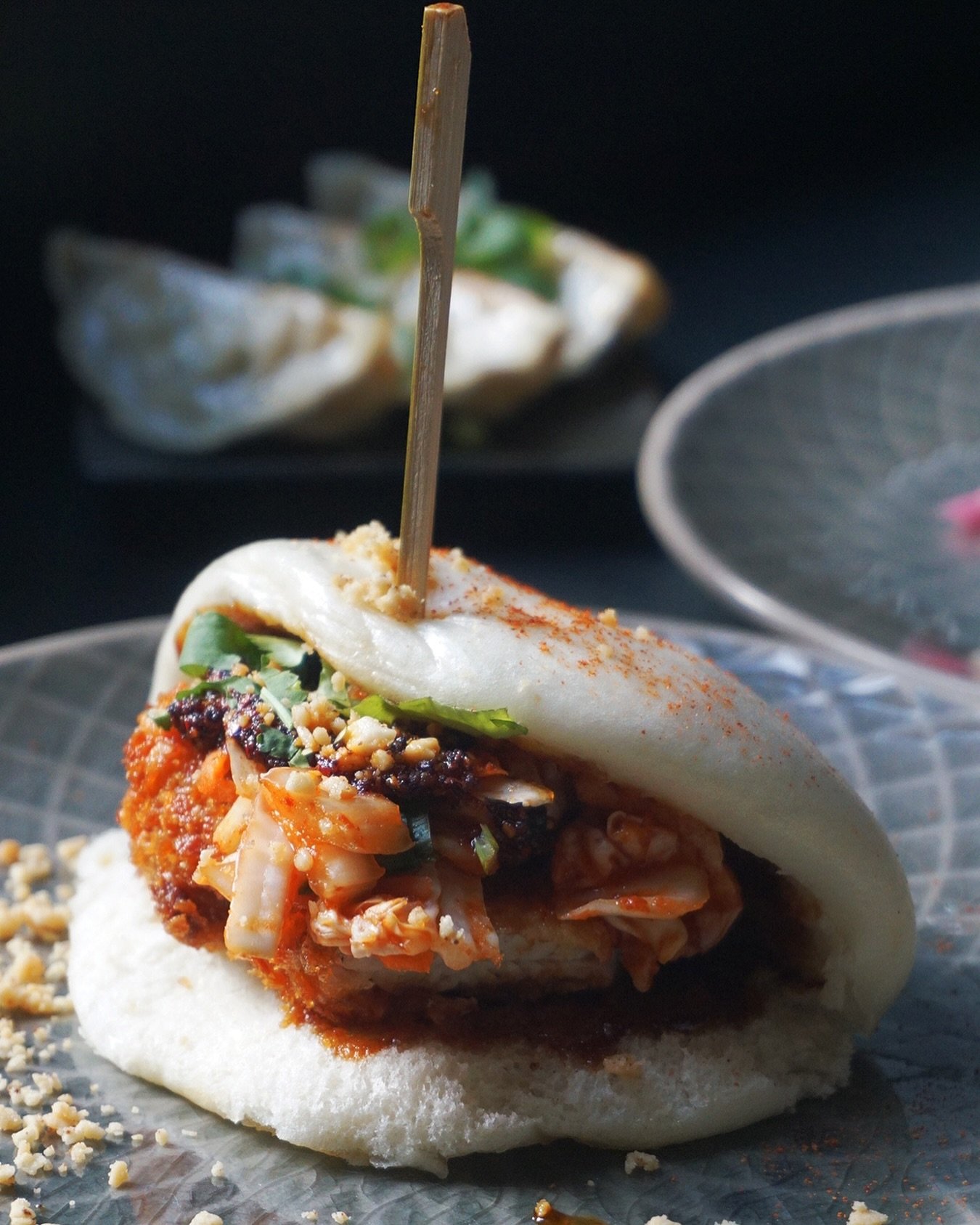 F L U F F Y  B A O &bull; Szechuan Bao: Fluffig, w&uuml;rzig und mit einem Hauch von Sch&auml;rfe &ndash; ein Feuerwerk f&uuml;r die Geschmacksknospen! 

Patty Optionen: 
- Chicken Katsu
- Fisch
- Aubergine
- Austernpilz 

Your Bao, your Choice ✨
 Au