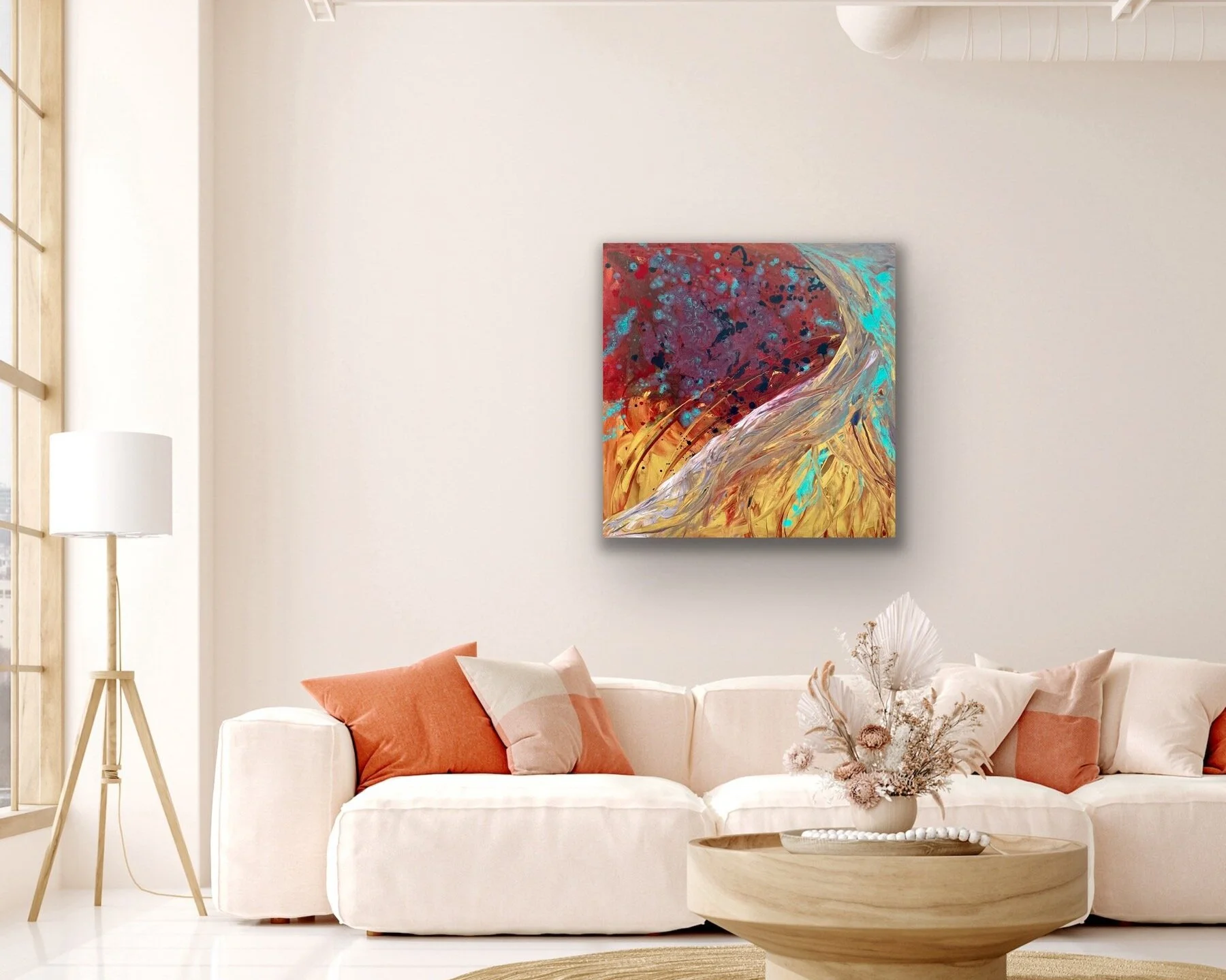 Hell erholsames Wohnzimmer mit weißer Couch, rosa Kissen, einem Holztisch mit Dekoration, Wandbild mit buntem abstrakten Kunstwerk, Stehlampe und großer Fensterfront.