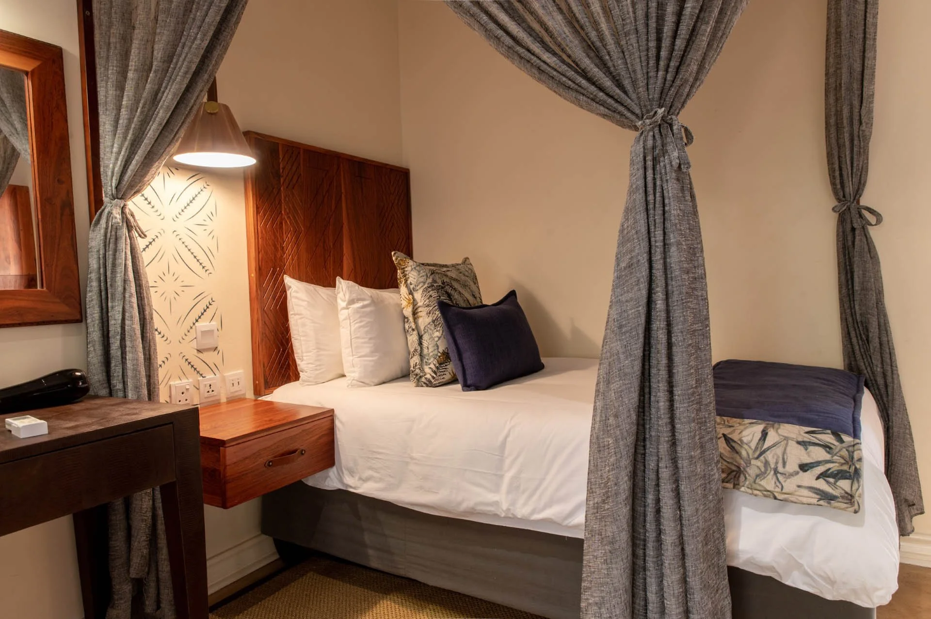 Triple-Single-bed-and-desk.jpg
