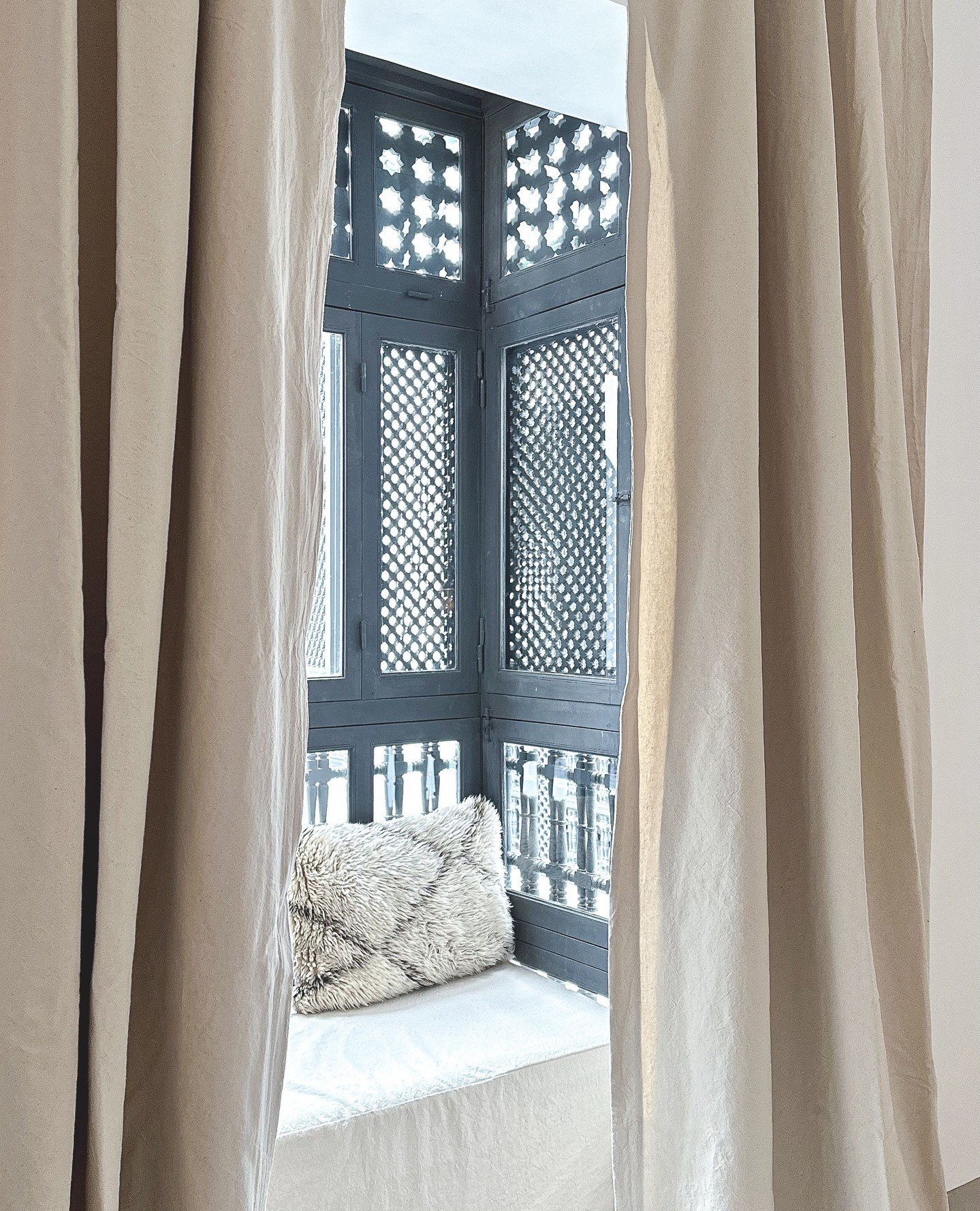 ⵣ Suite Salmya and her reading nook in Moucharabieh ⵣ ⁠
⁠
⁠
⁠
⁠
⁠
⁠
#riad #riadatay #riadmarrakech #marrakech #morocco #authenticmorocco #moroccanescape #riadlife #riadlovers #marrakechriad #beautifuldestinations #cntraveler #boutiquestay #travelmoro