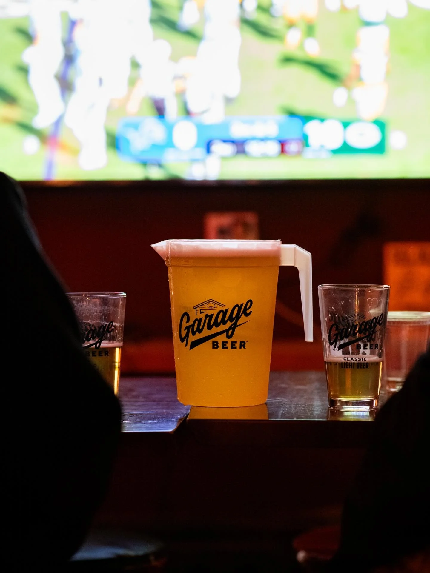 Come by for Monday night football games tonight and enjoy a pitcher special!
🍺 64oz Garage Beer Pitchers + Food Combos
• $32 – Pitcher
• $45 – Pitcher + Nachos
• $60 – Pitcher + 16 wings OR double tenders & frie