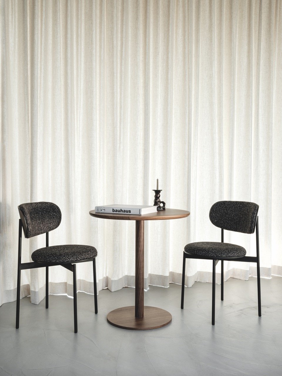 Lumière Arco Revolve avec table Enso v1.jpeg