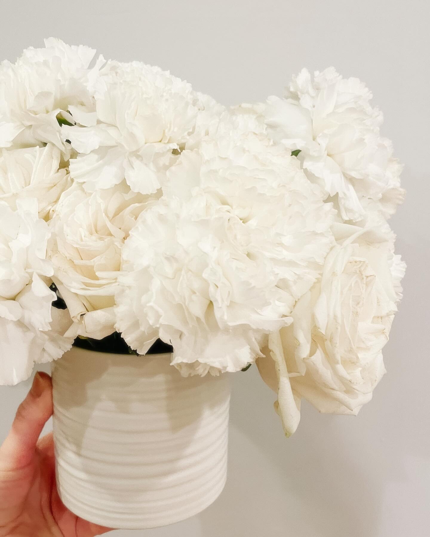 Your at home arrangements don&rsquo;t have to be complicated to be beautiful!  Give it a try!!

Recipe:
12 white roses 
8 carnations 
.
.
.
.
.
#florals #floraldesign #mnflorist #mnbride #minnesotabride #athomeflowers #boquet #floralarrangement #tabl
