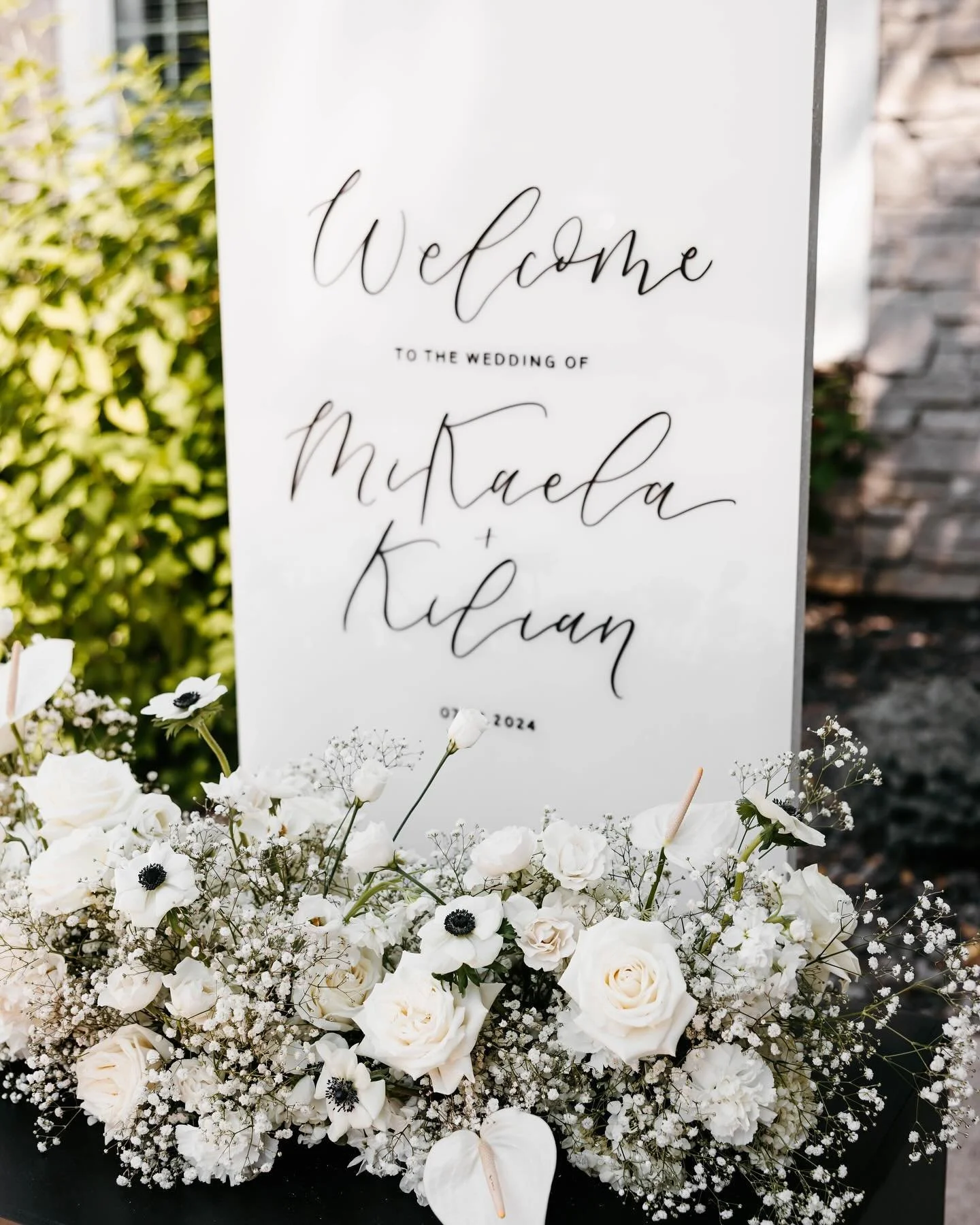 Welcome signs are having their moment and WE ARE HERE FOR IT!  What a perfect way to set the tone of your wedding as your guests walk in 🙌🏼

Swipe to see a little cutie peeking out at ya🤍

#welcomesign #whitewedding #whiteflowers #weddingflowers #