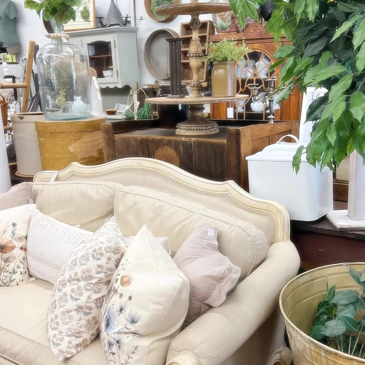 Our annual sale finishes week 1 tomorrow and (almost 😘) everything in the shop is on sale! Come see me from 10-5!
#primitivechic #farmhousefinds #barnfinds #homedecor #makeityours #smalltown #herewegrow #homesweethome #makersgonnamake #oldmeetsn