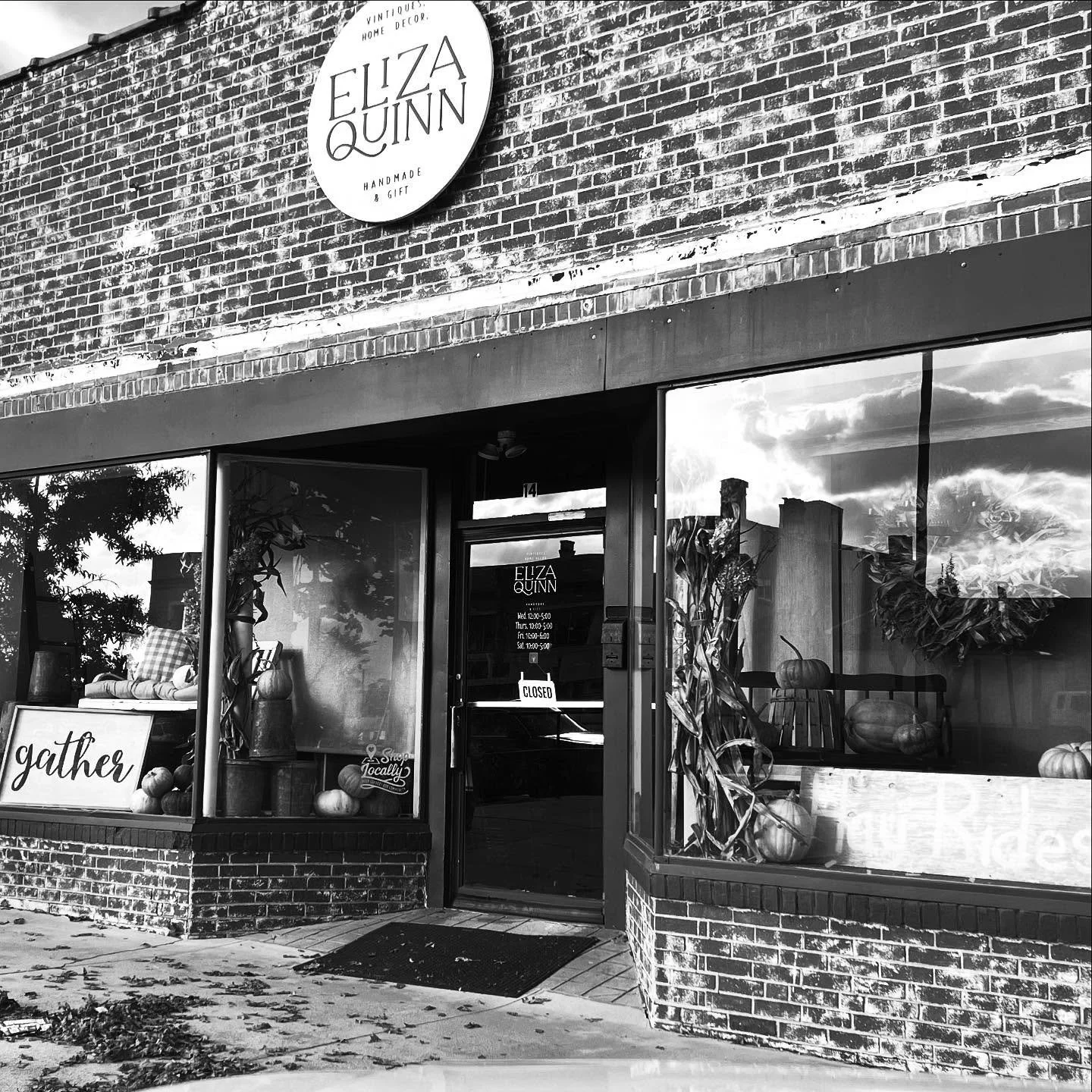 These fall days sneaking in like…😍
Come see us soon. 😘
#primitivechic #farmhousefinds #barnfinds #homedecor #makeityours #smalltown #herewegrow #homesweethome #makersgonnamake #oldmeetsnew #collected #found #giftsforyoutoo #putitalltoget