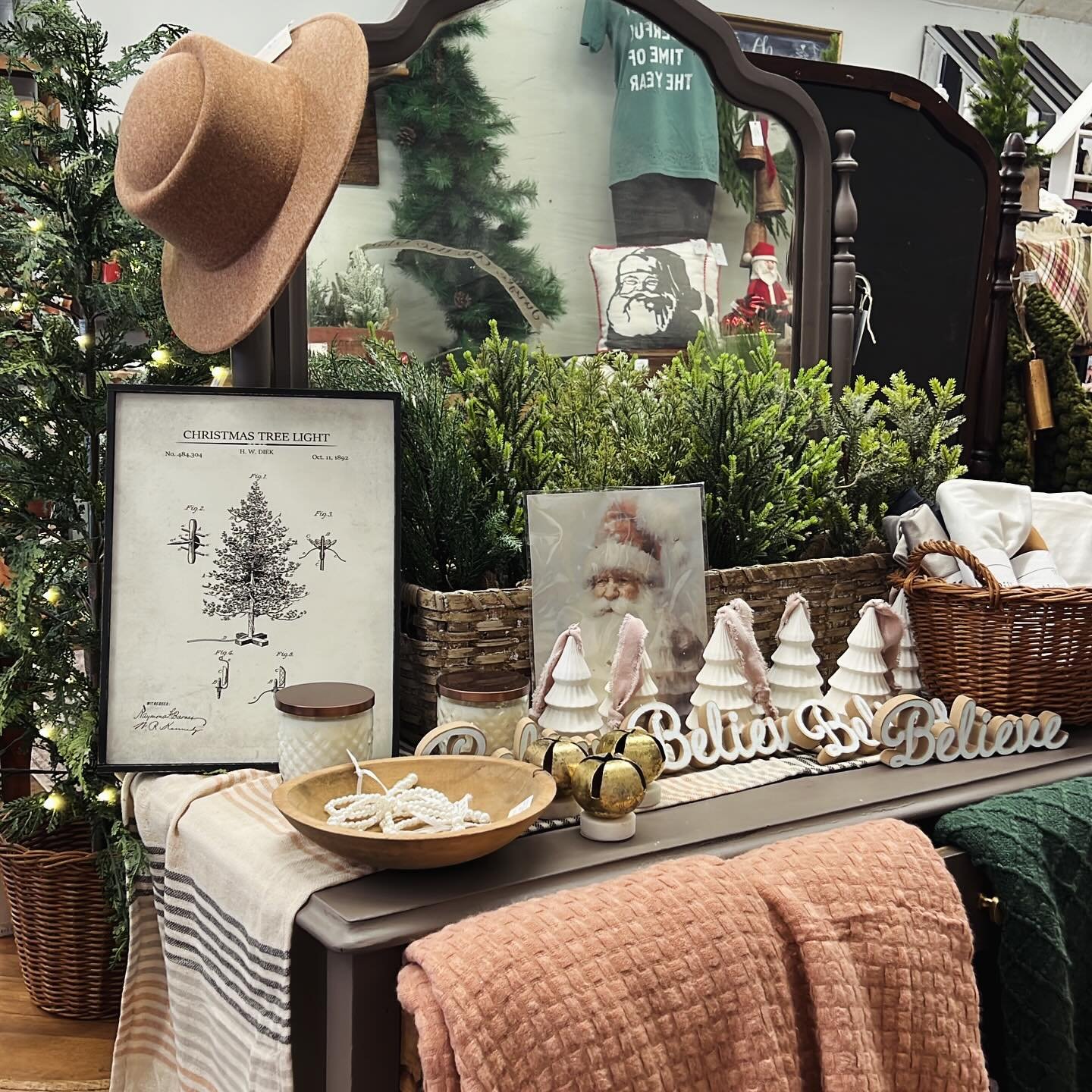 We&rsquo;re open today until 5&hellip;and everyday through Christmas Eve, so stop in and finish those lists, take a breather and just enjoy the magic with us a little longer. We wont tell. 

#vintagechristmas #holidaydecor #primitivechic #farmhousefi
