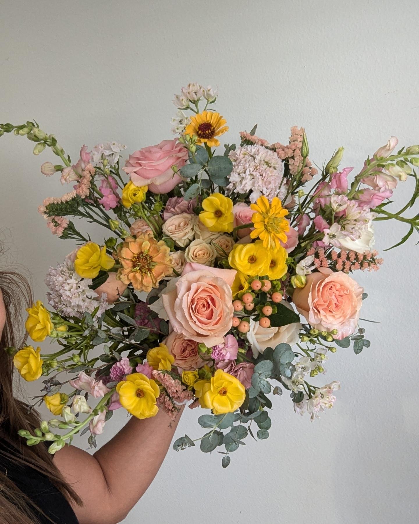 Some gray days remind us of how beautiful the sun rises. Some days are to think twice and others just to feel. I feel so grateful to the gifts and the people who come to me, each one arrives with a lesson. And I say thank you. 🤗🌿
.
@erika_flower_de
